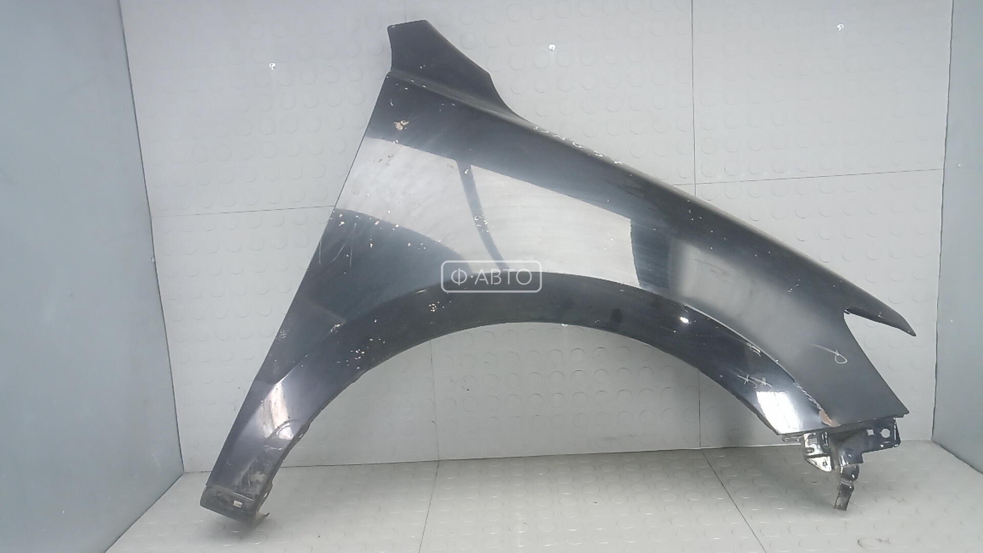 Крыло переднее правое