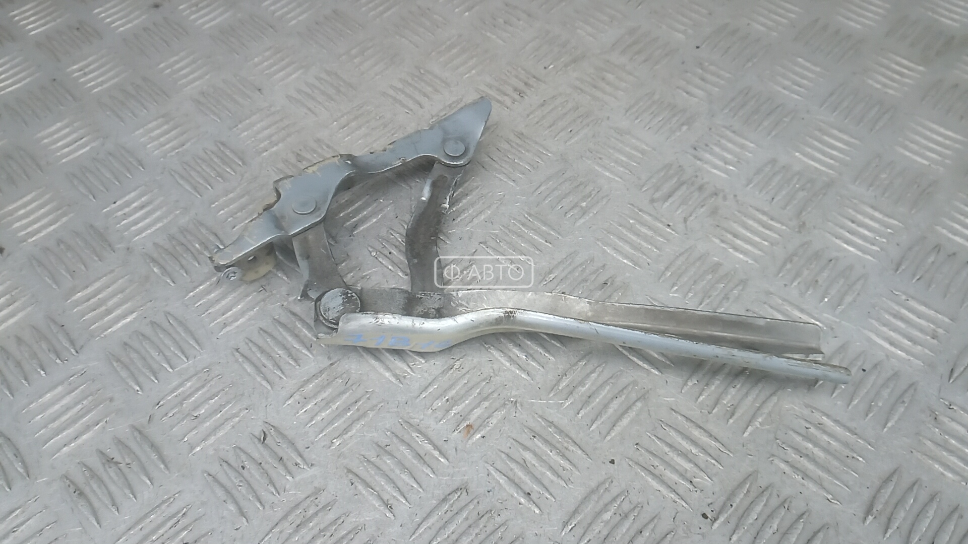 Петля капота