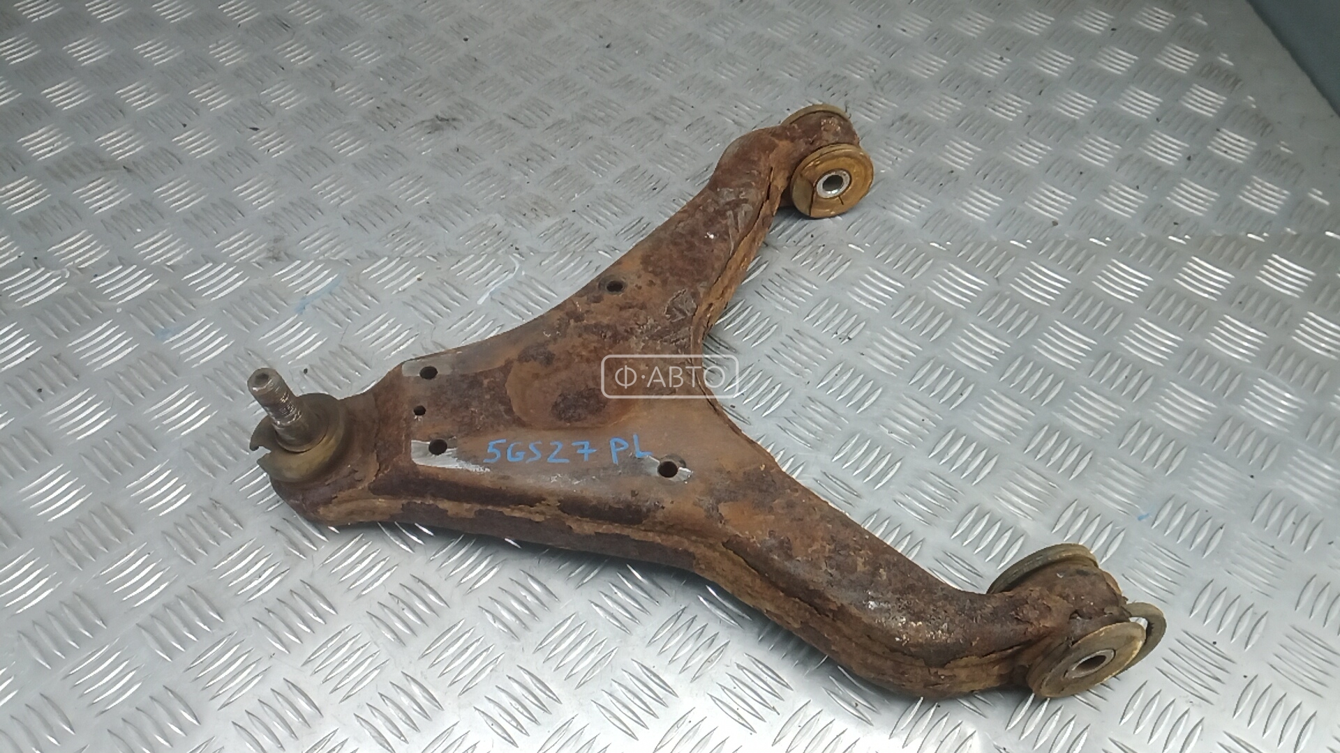 Рычаг передний нижний левый
