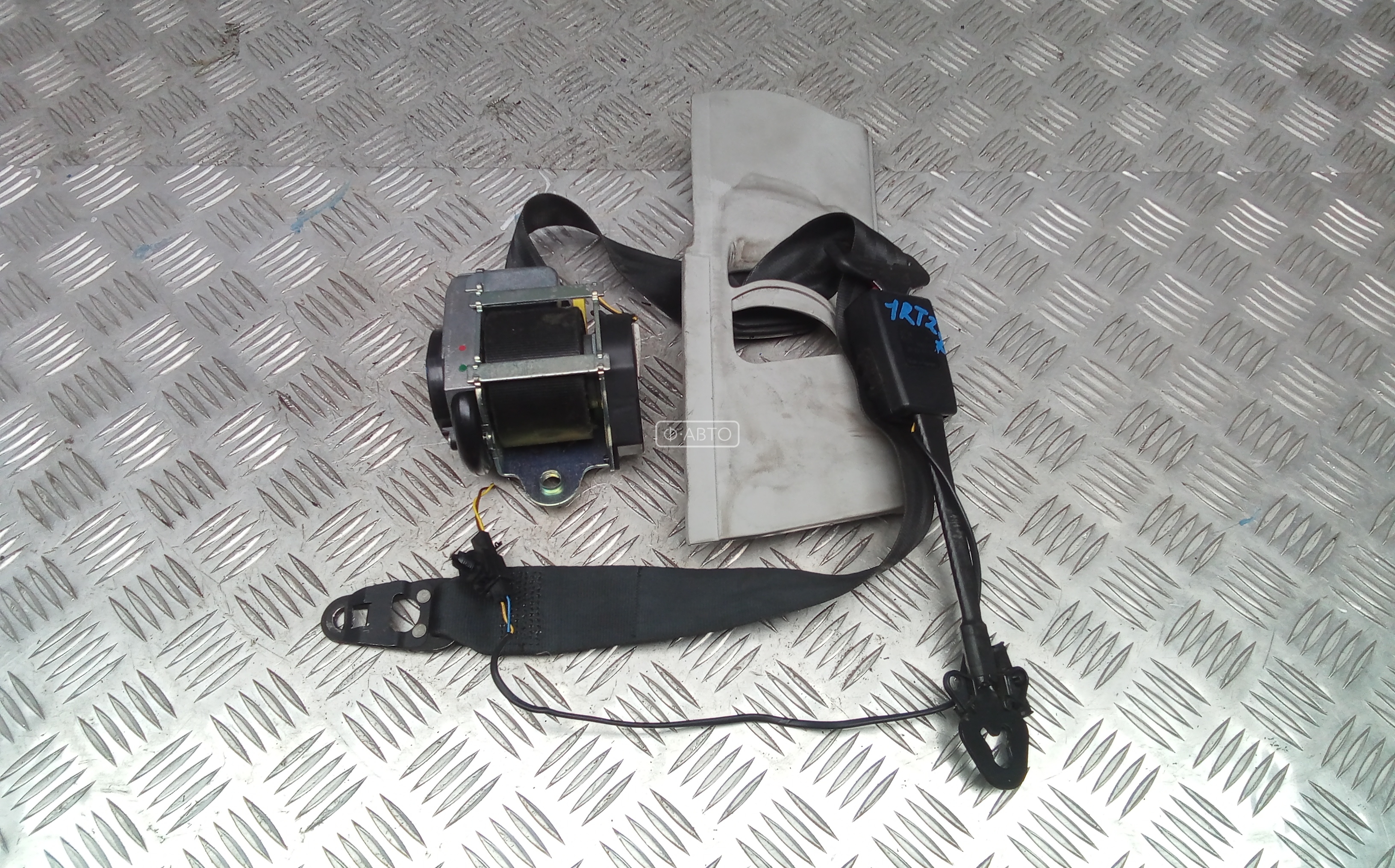 Ремень безопасности с пиропатроном сиденья переднего