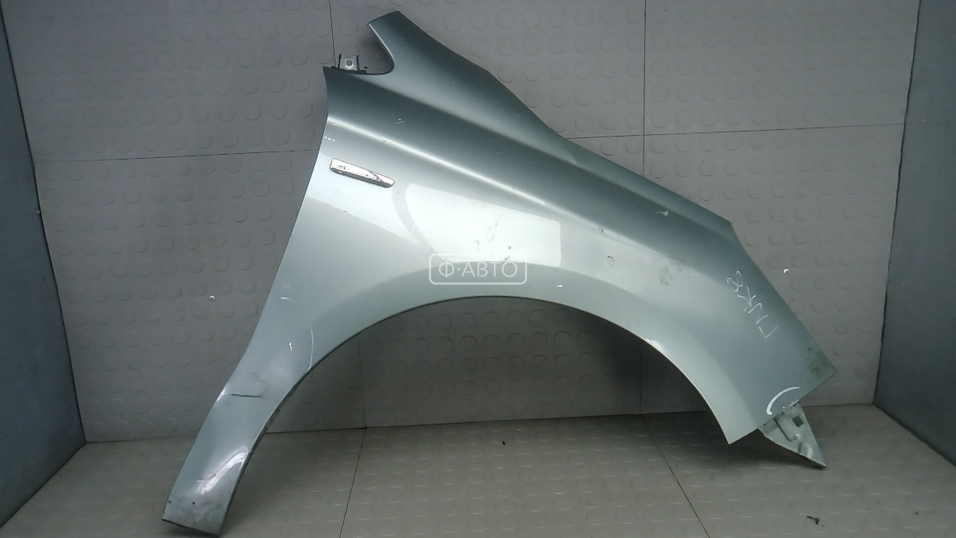 Крыло переднее правое