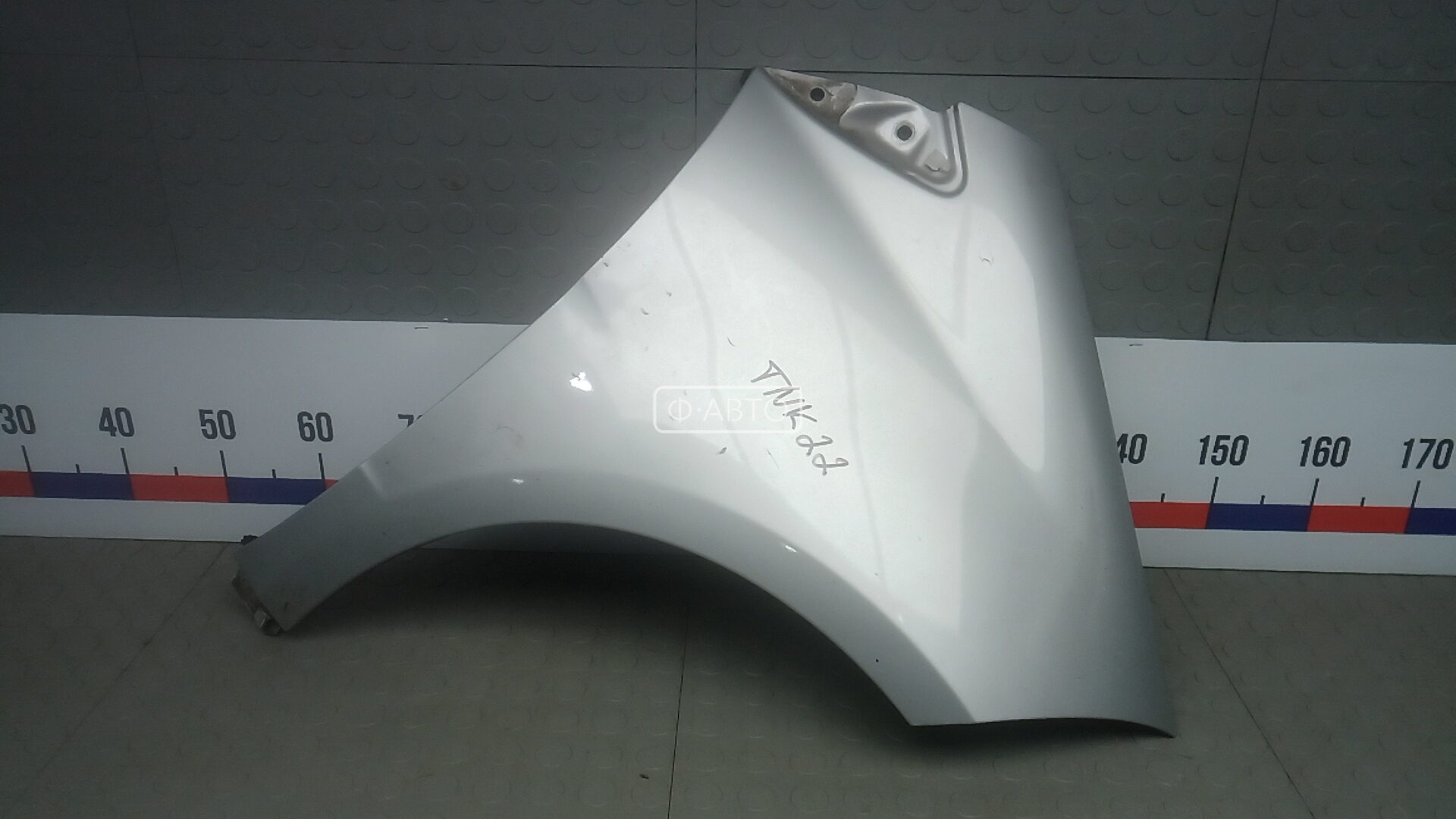 Крыло переднее правое