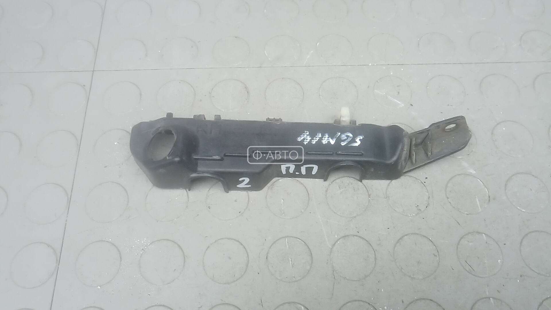 Крепление бампера переднее