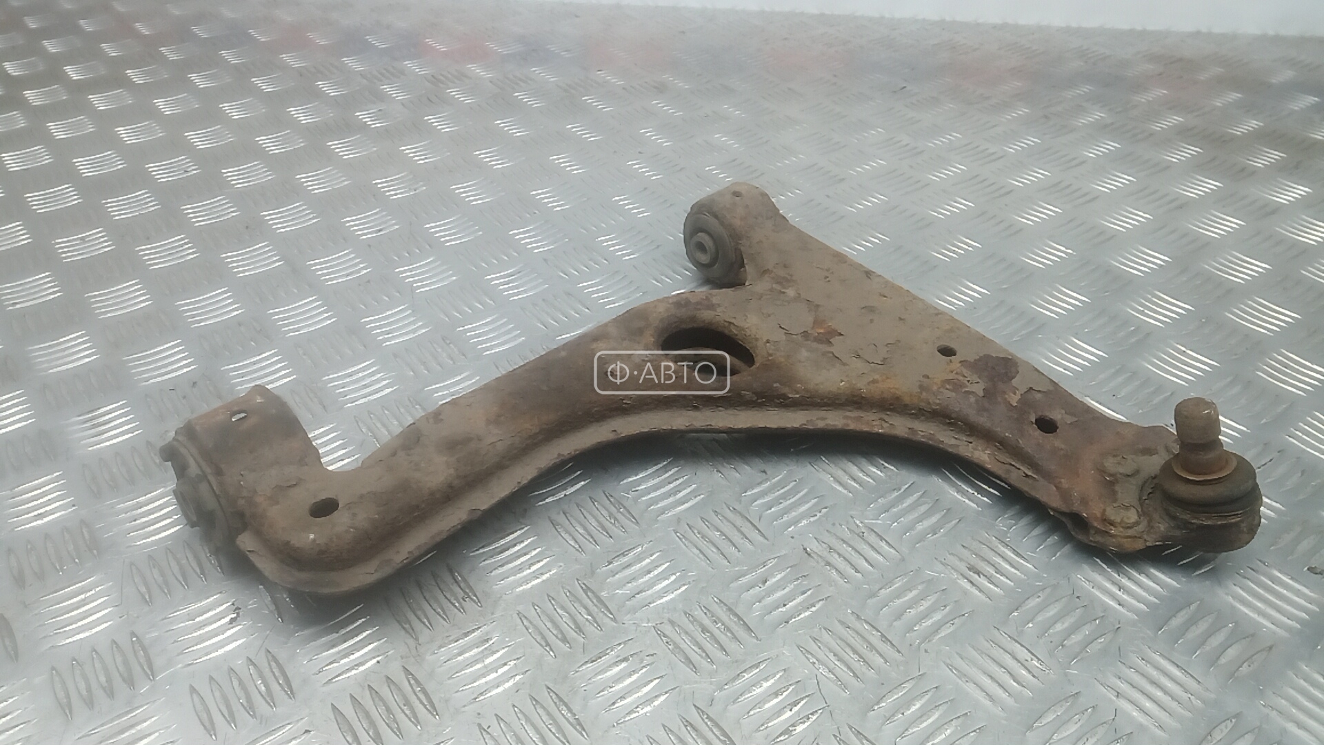 Рычаг передний нижний правый