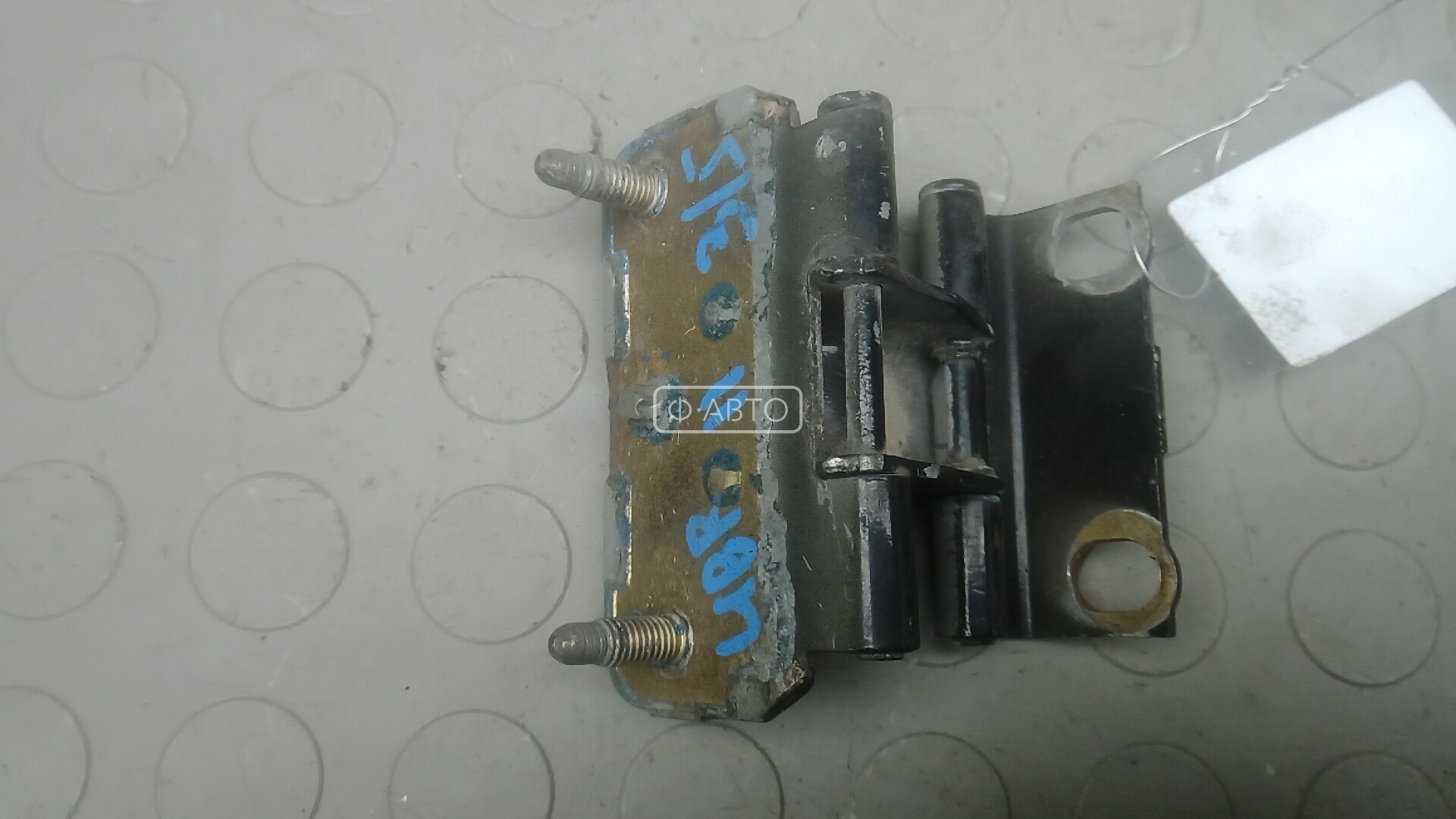 Петля крышки багажника