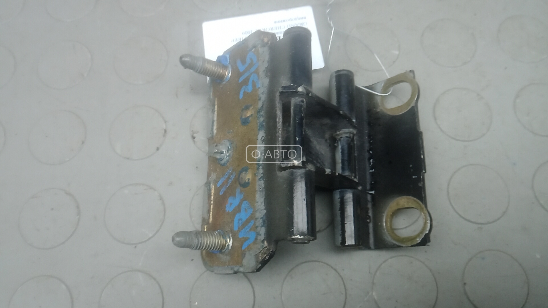 Петля крышки багажника