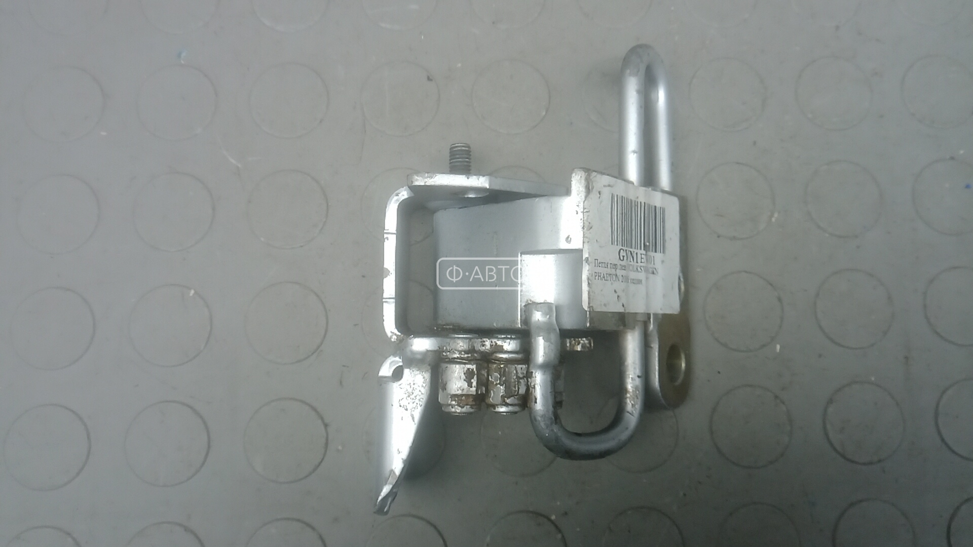 Петля передняя левая