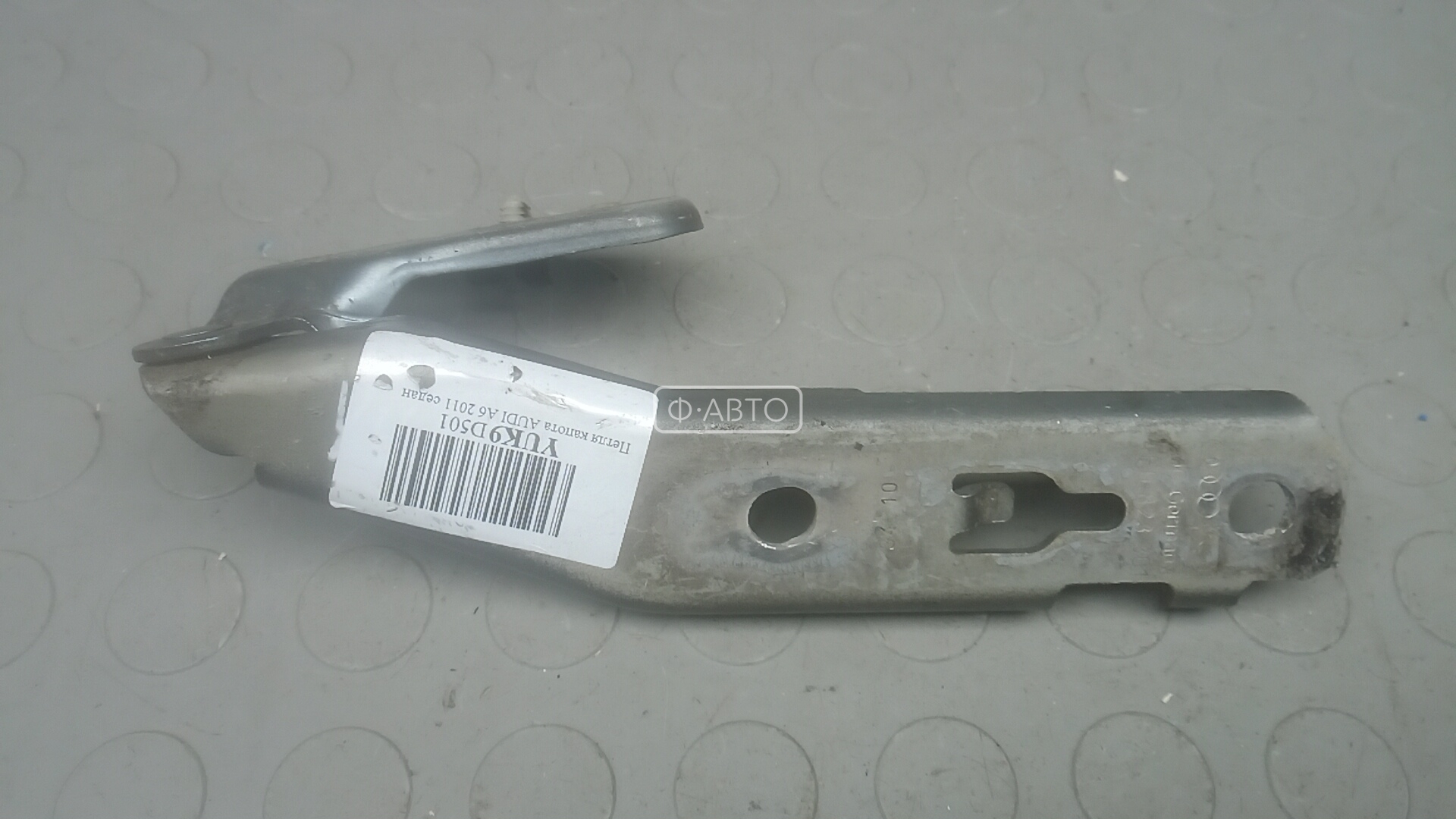 Петля капота