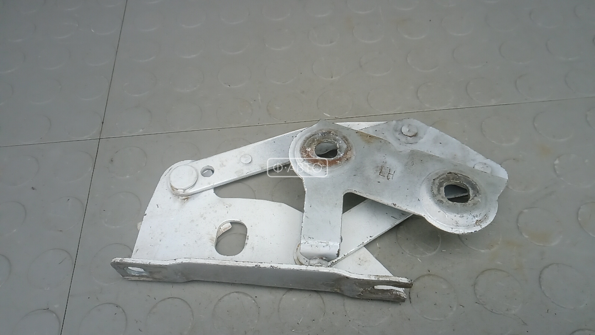 Петля капота