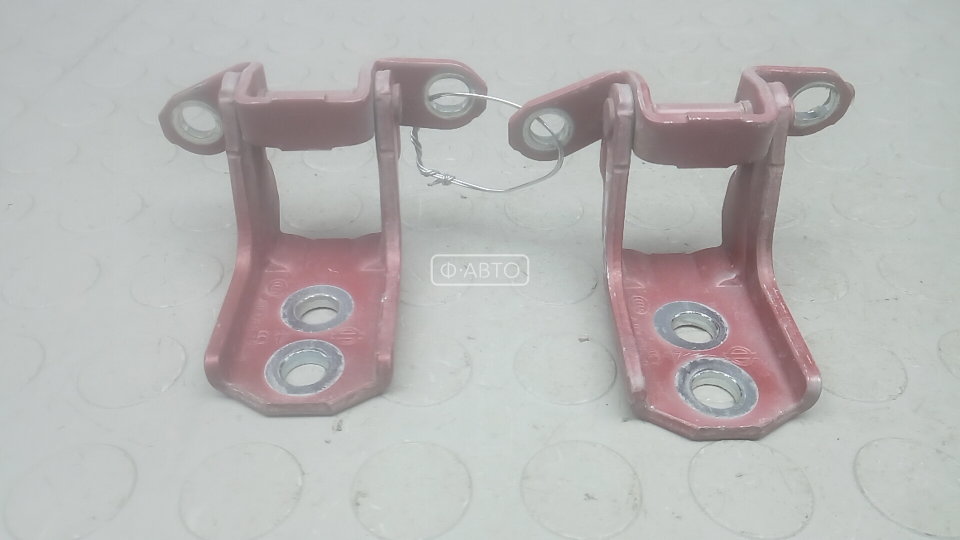 Петля передняя левая