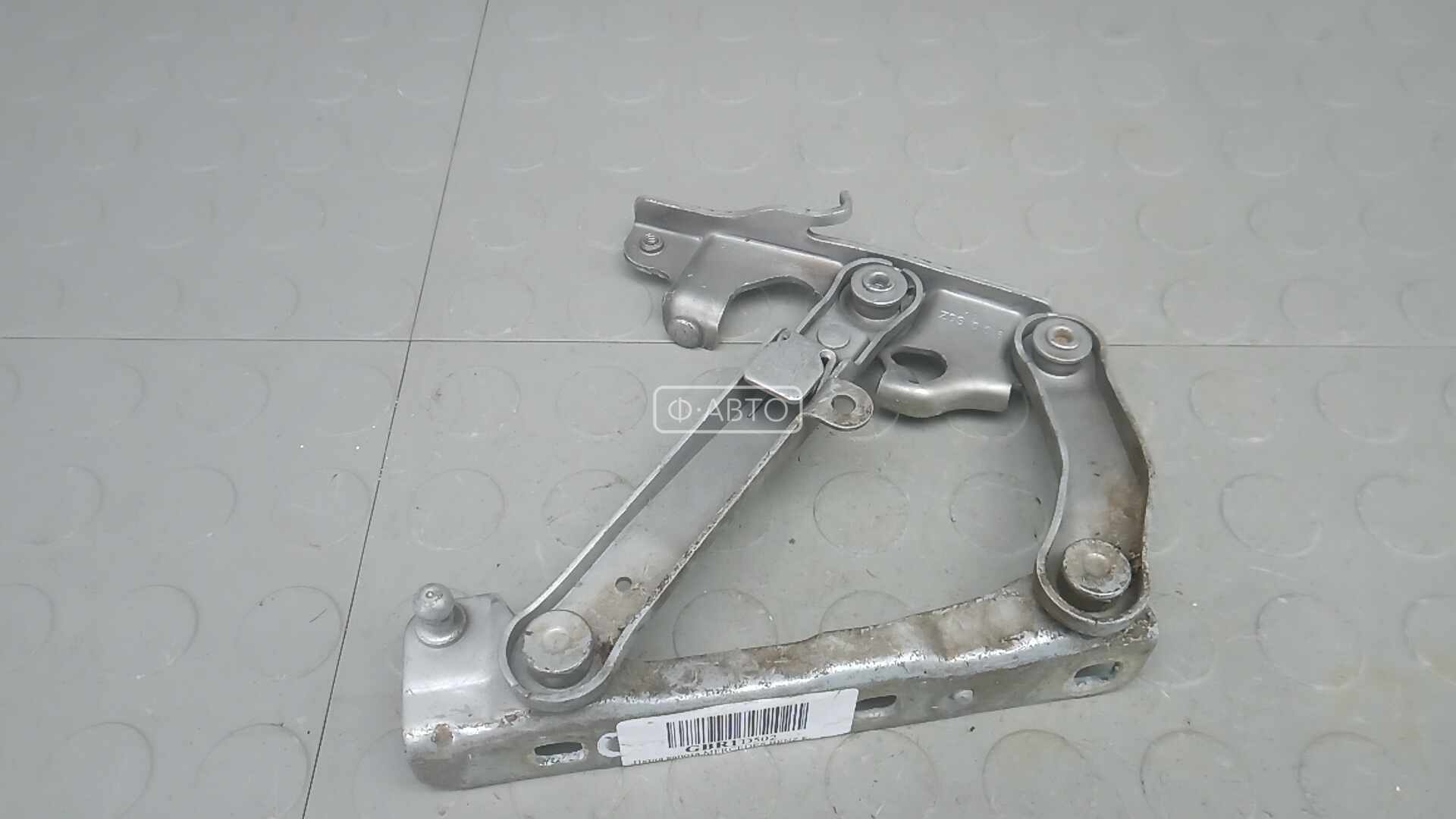 Петля капота