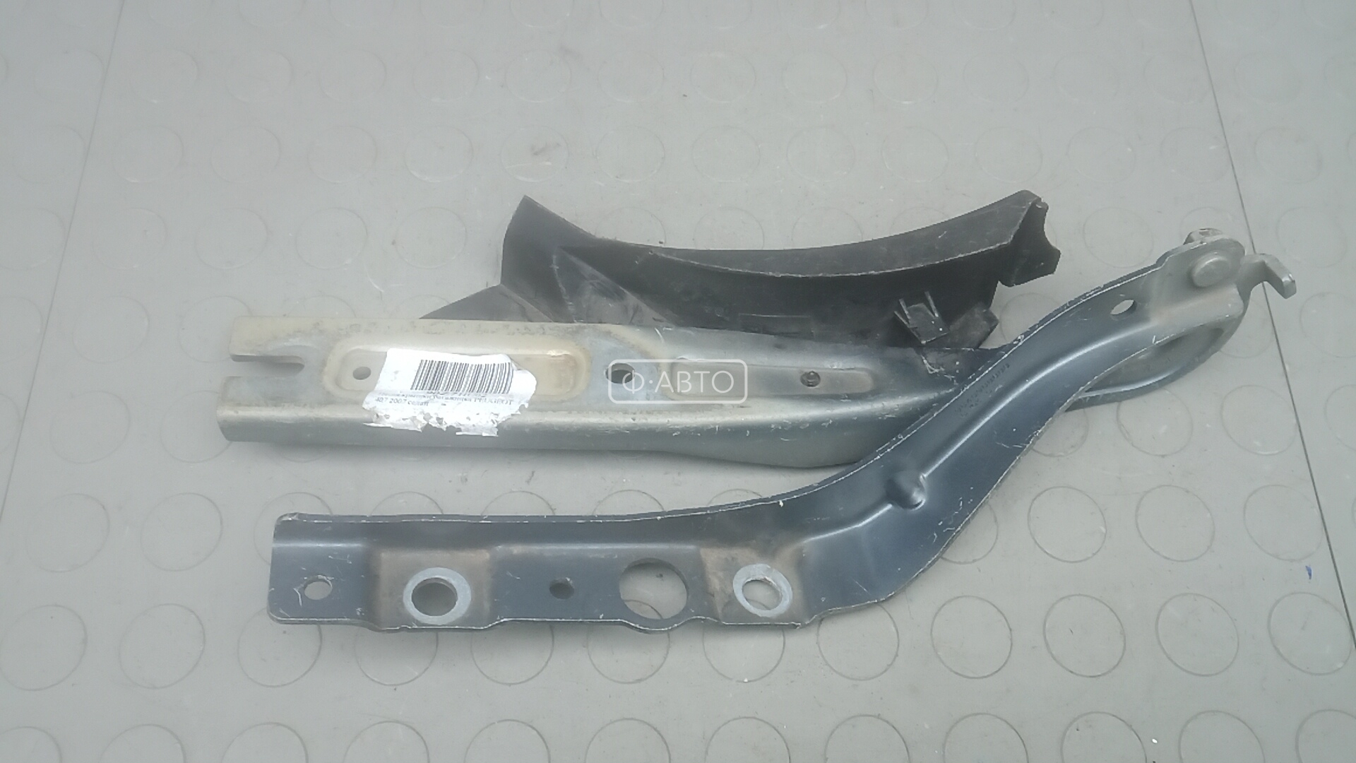 Петля крышки багажника