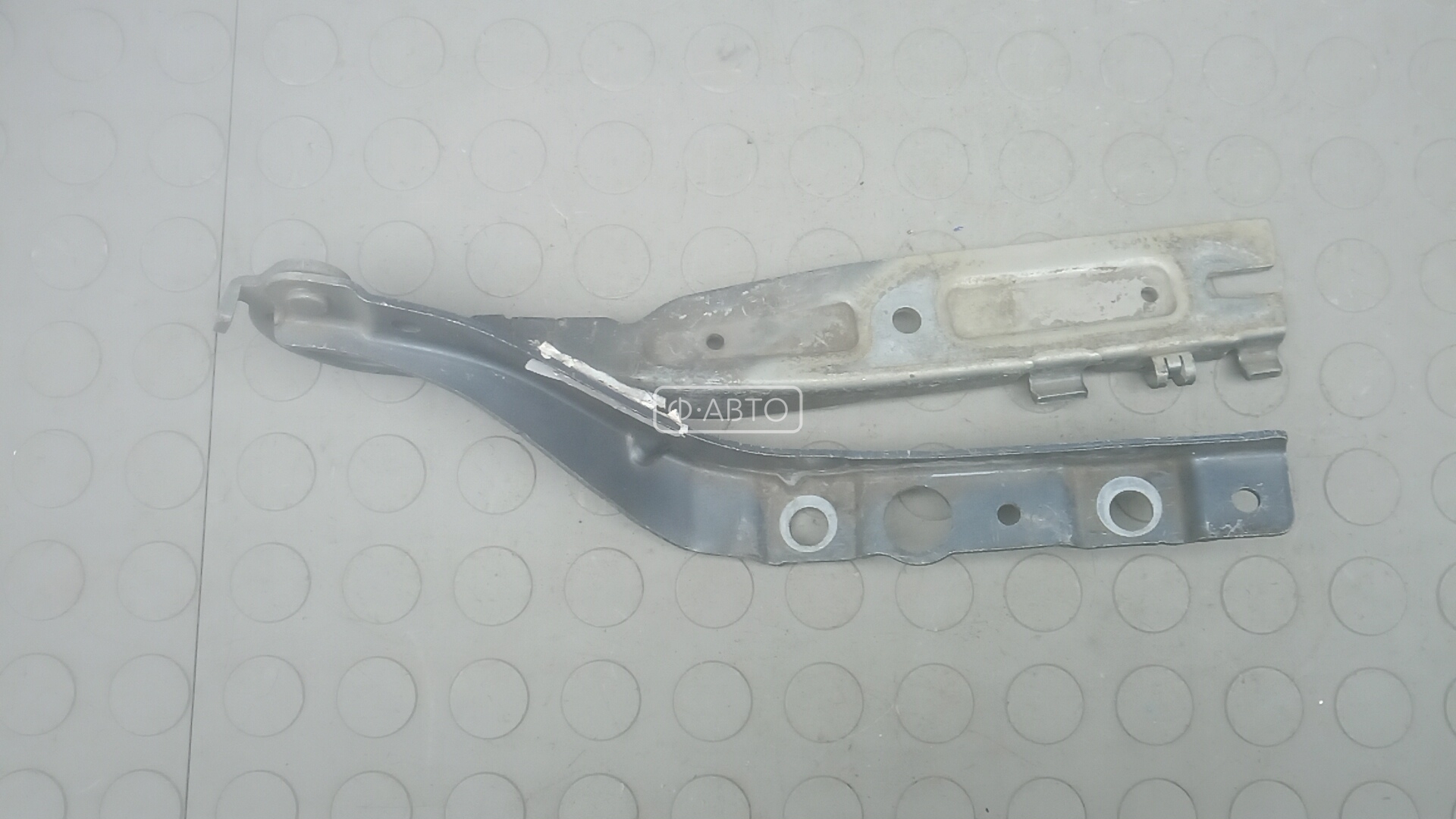 Петля крышки багажника