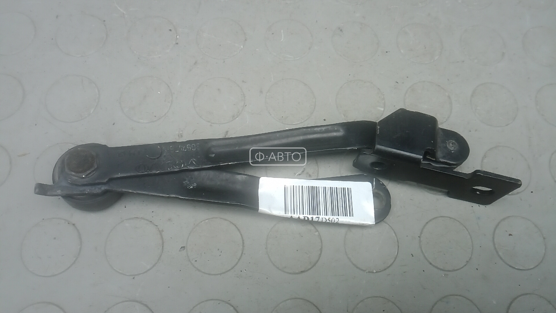 Петля крышки багажника