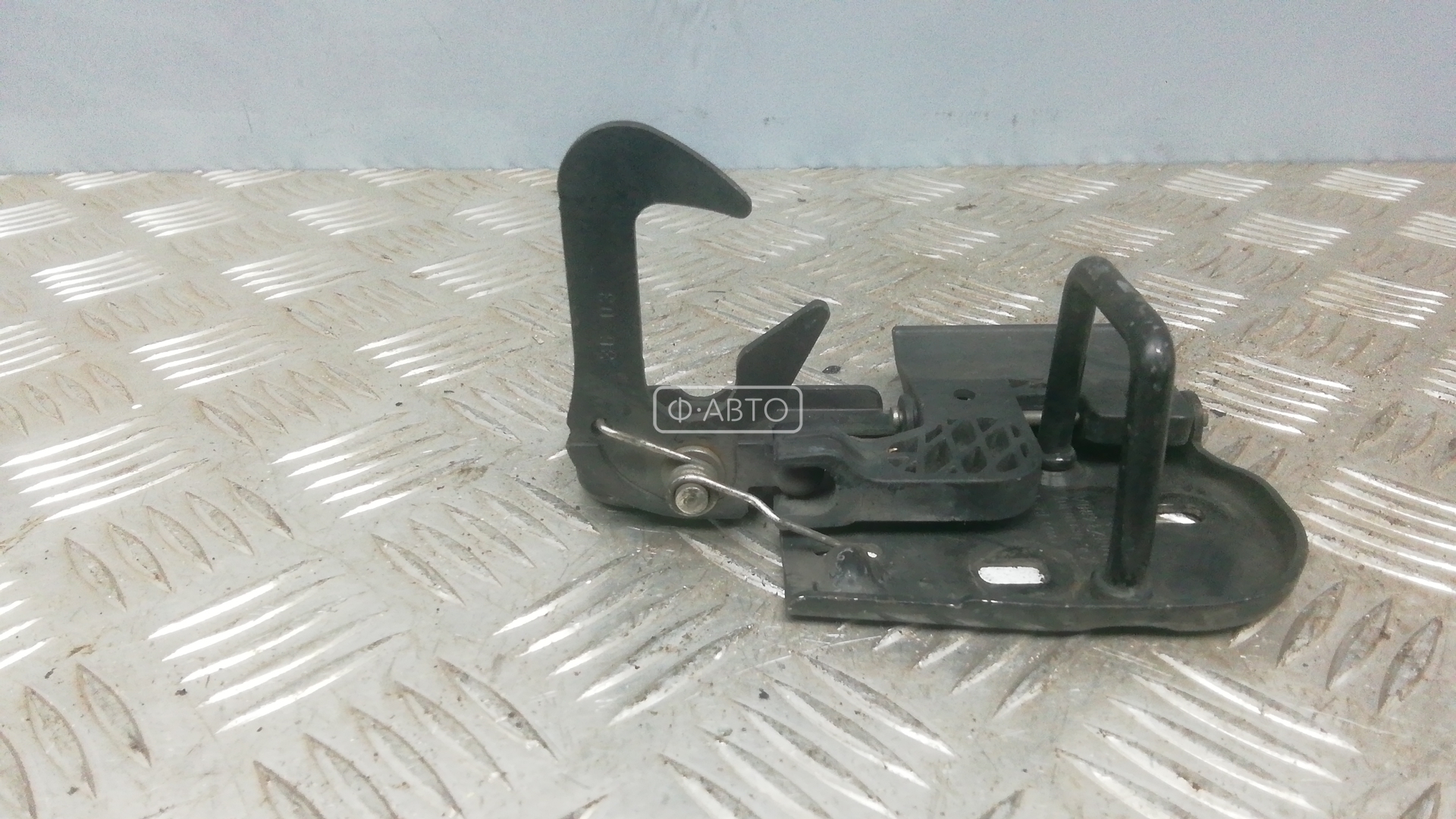 Замок капота