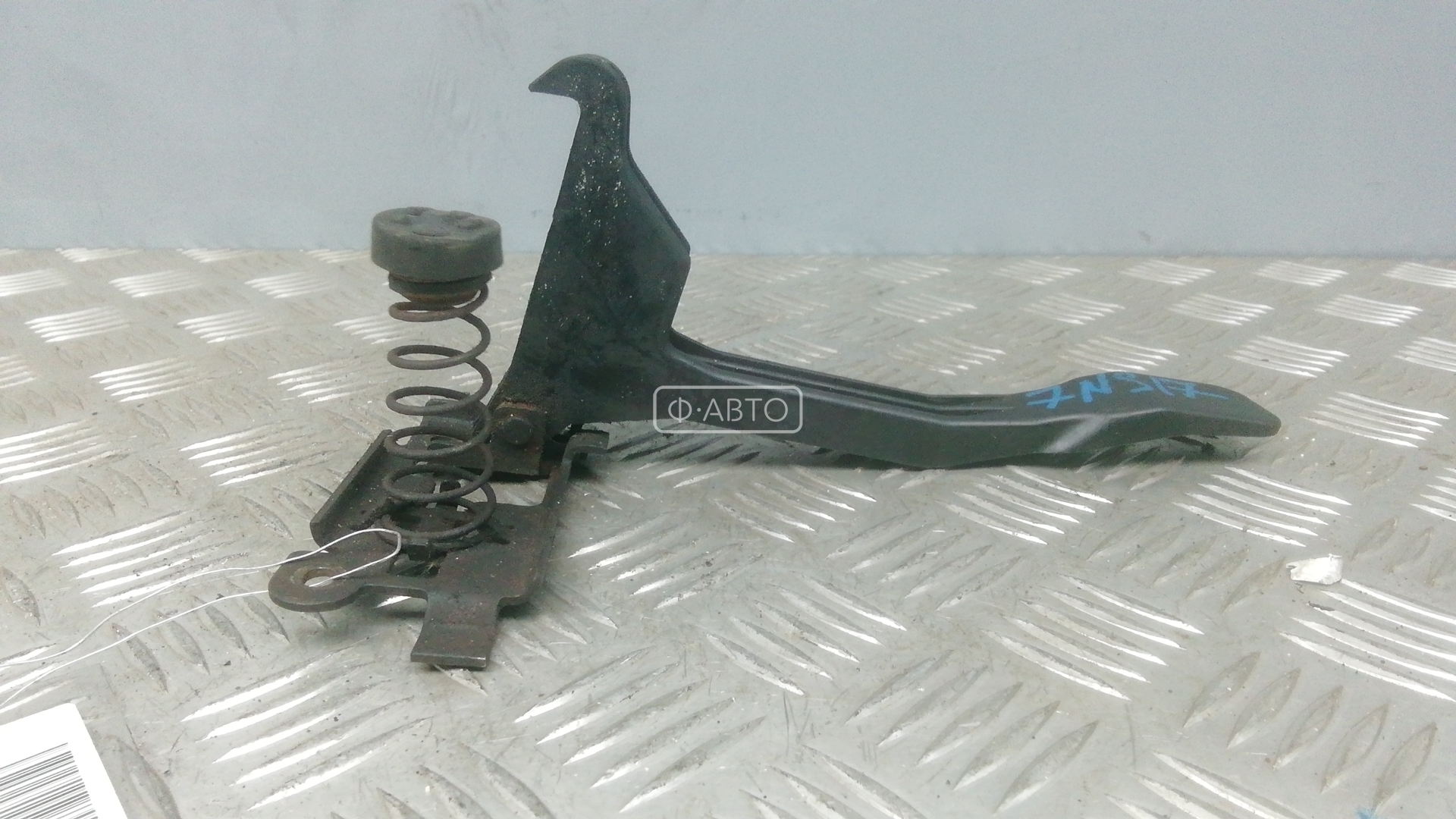 Замок капота