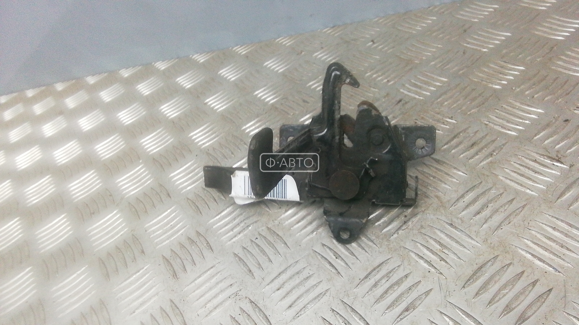 Замок капота