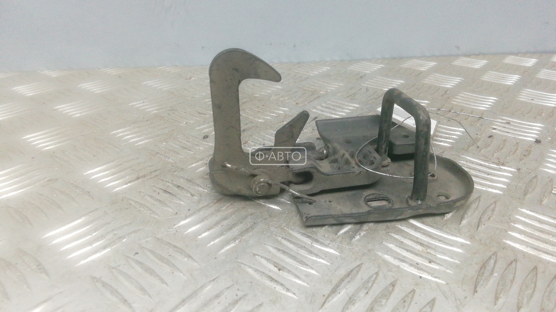 Замок капота