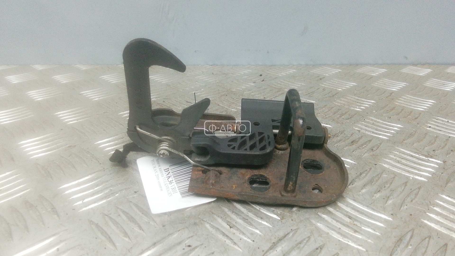 Замок капота