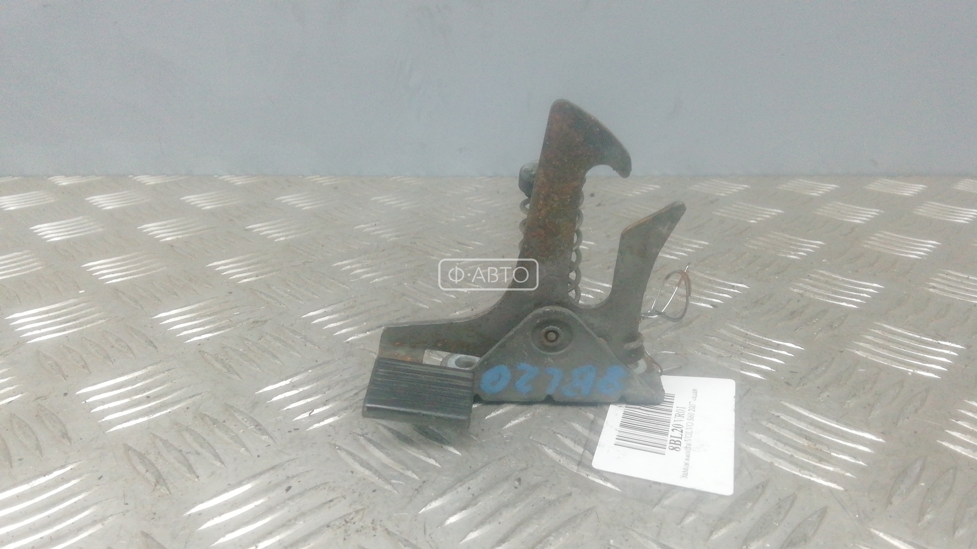 Замок капота