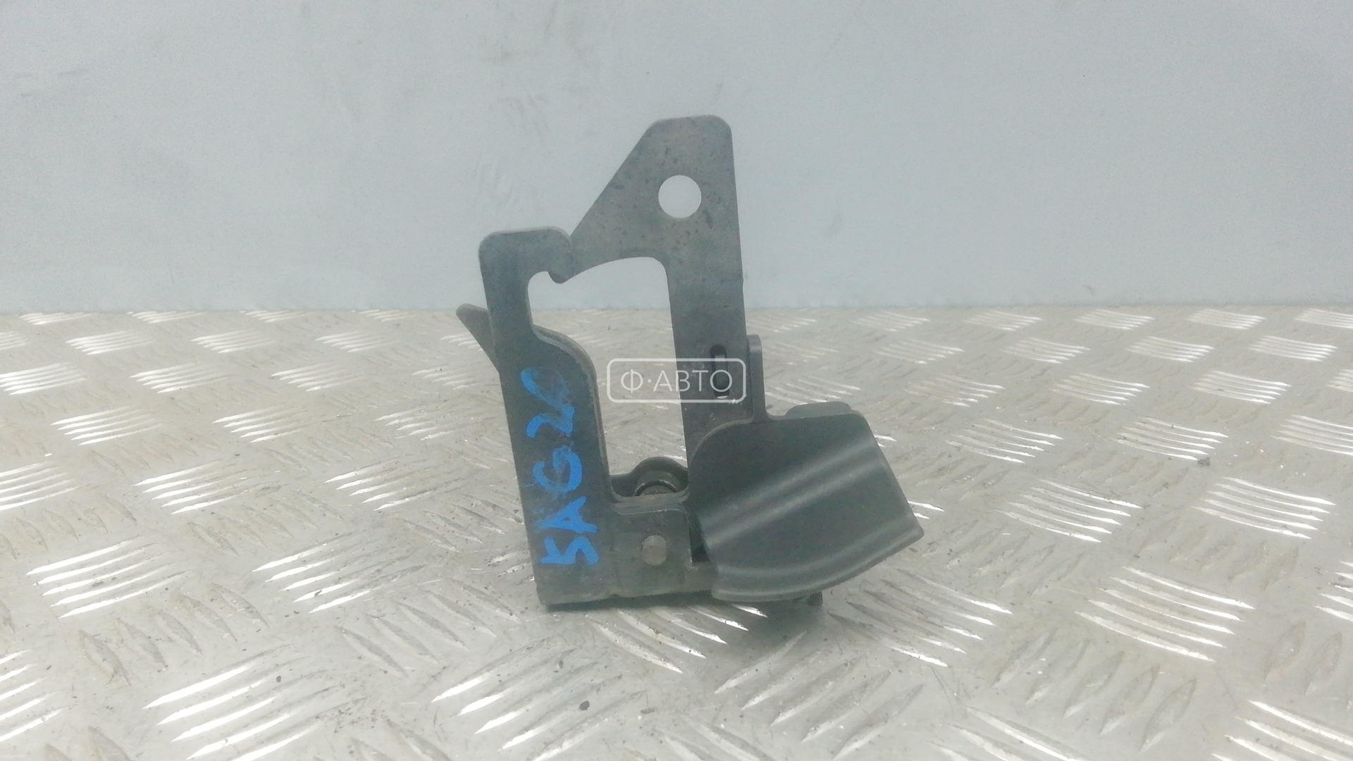 Замок капота