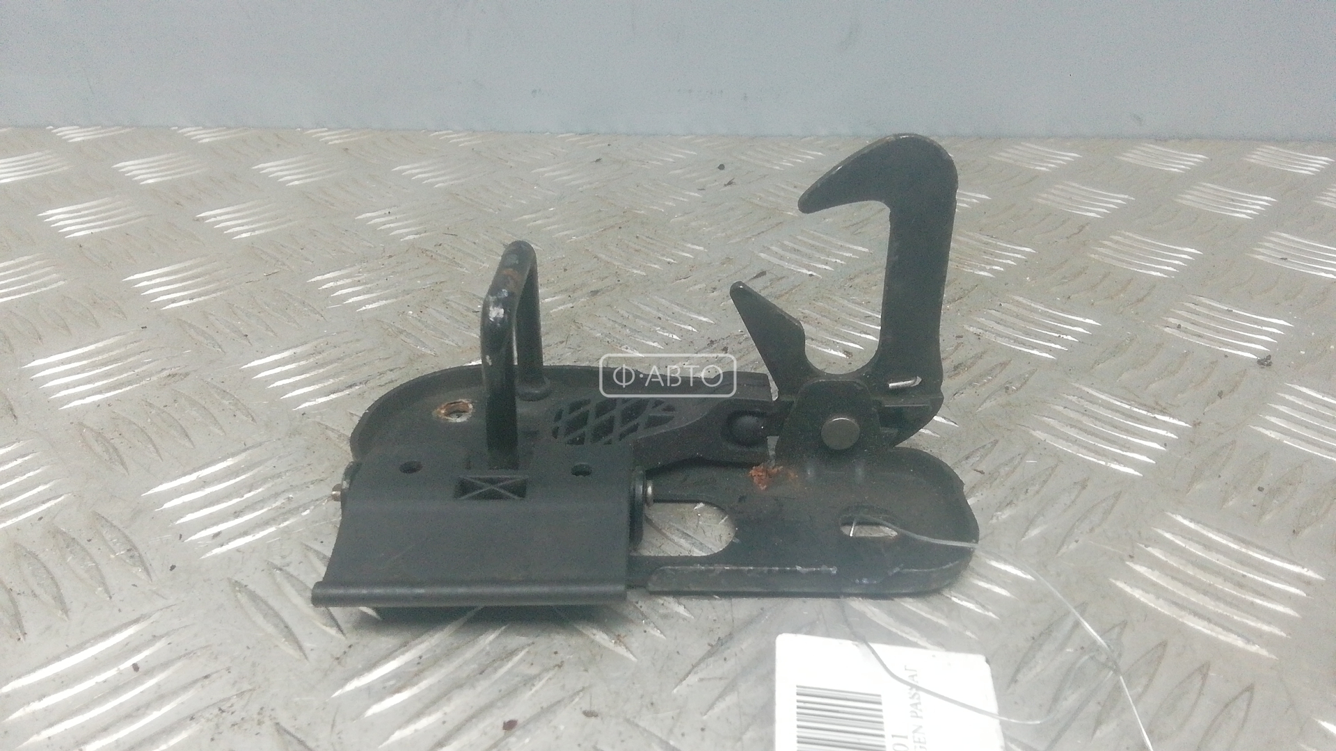 Замок капота