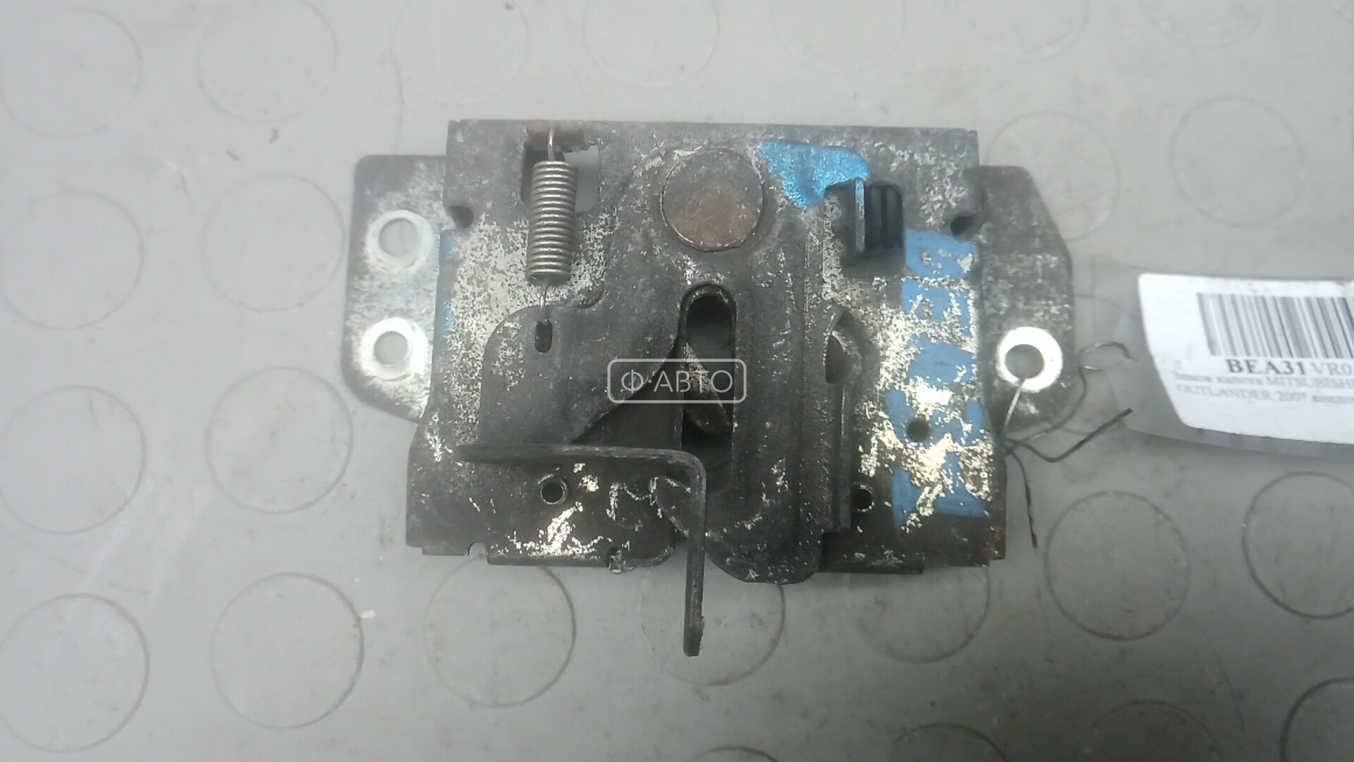 Замок капота