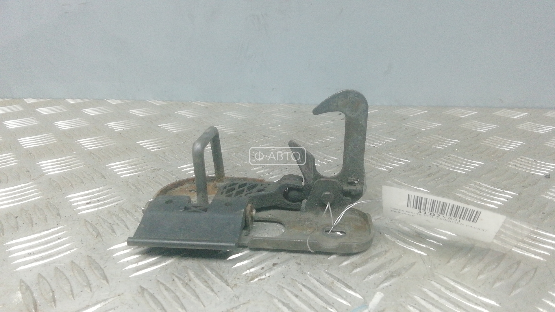 Замок капота