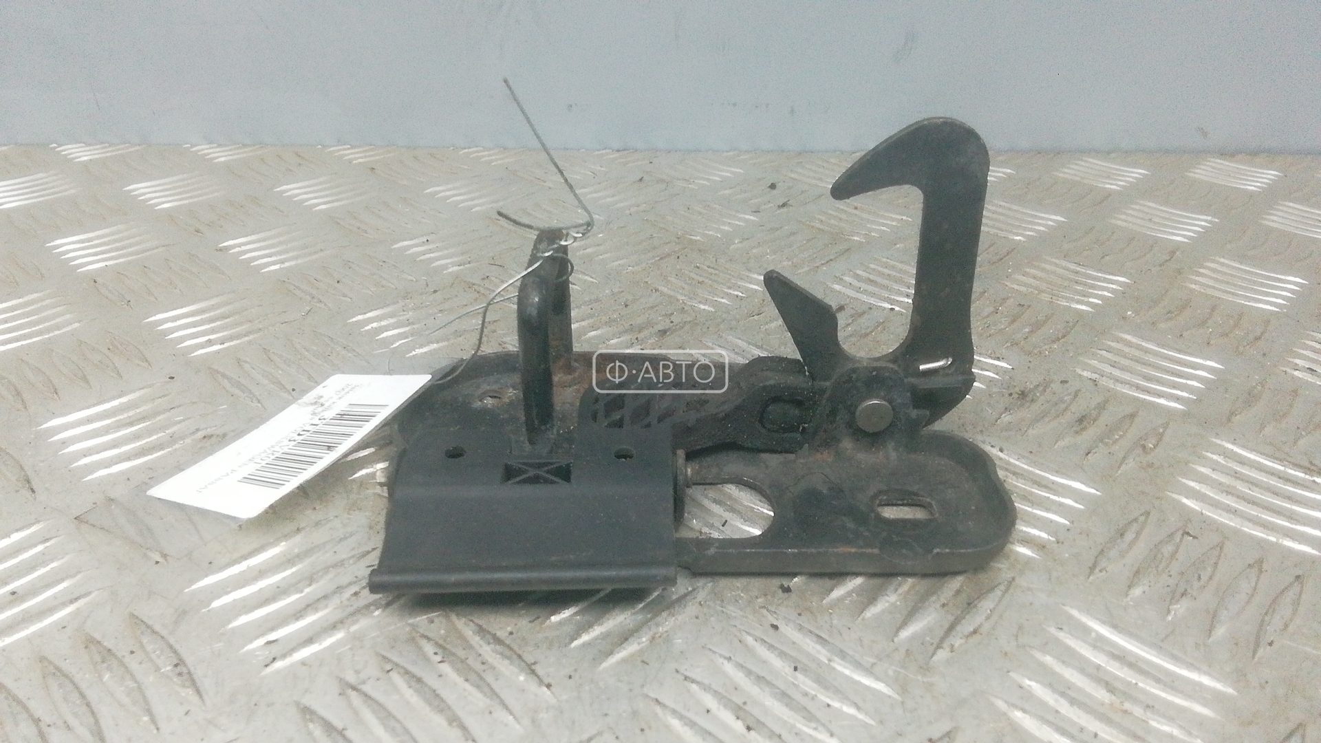 Замок капота