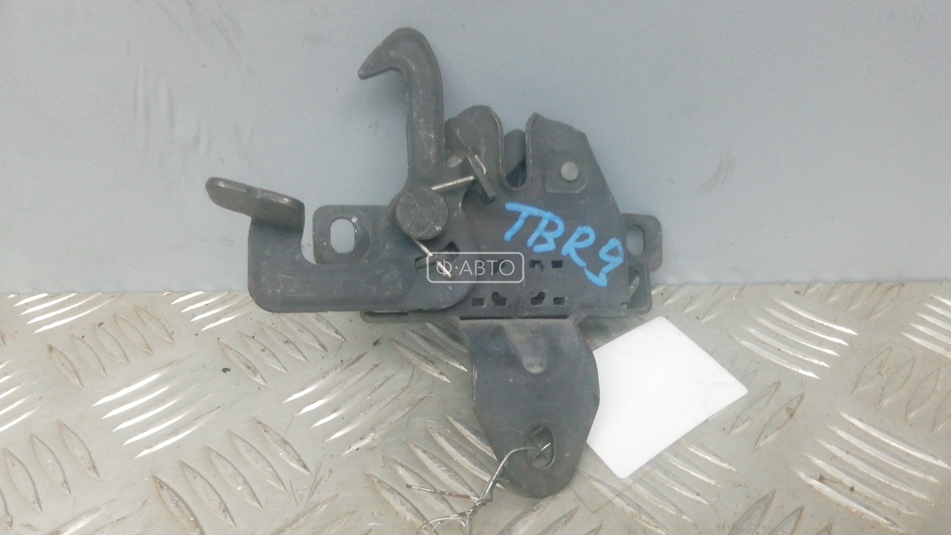 Замок капота