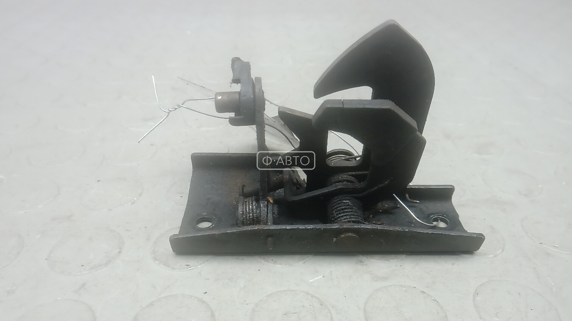 Замок капота