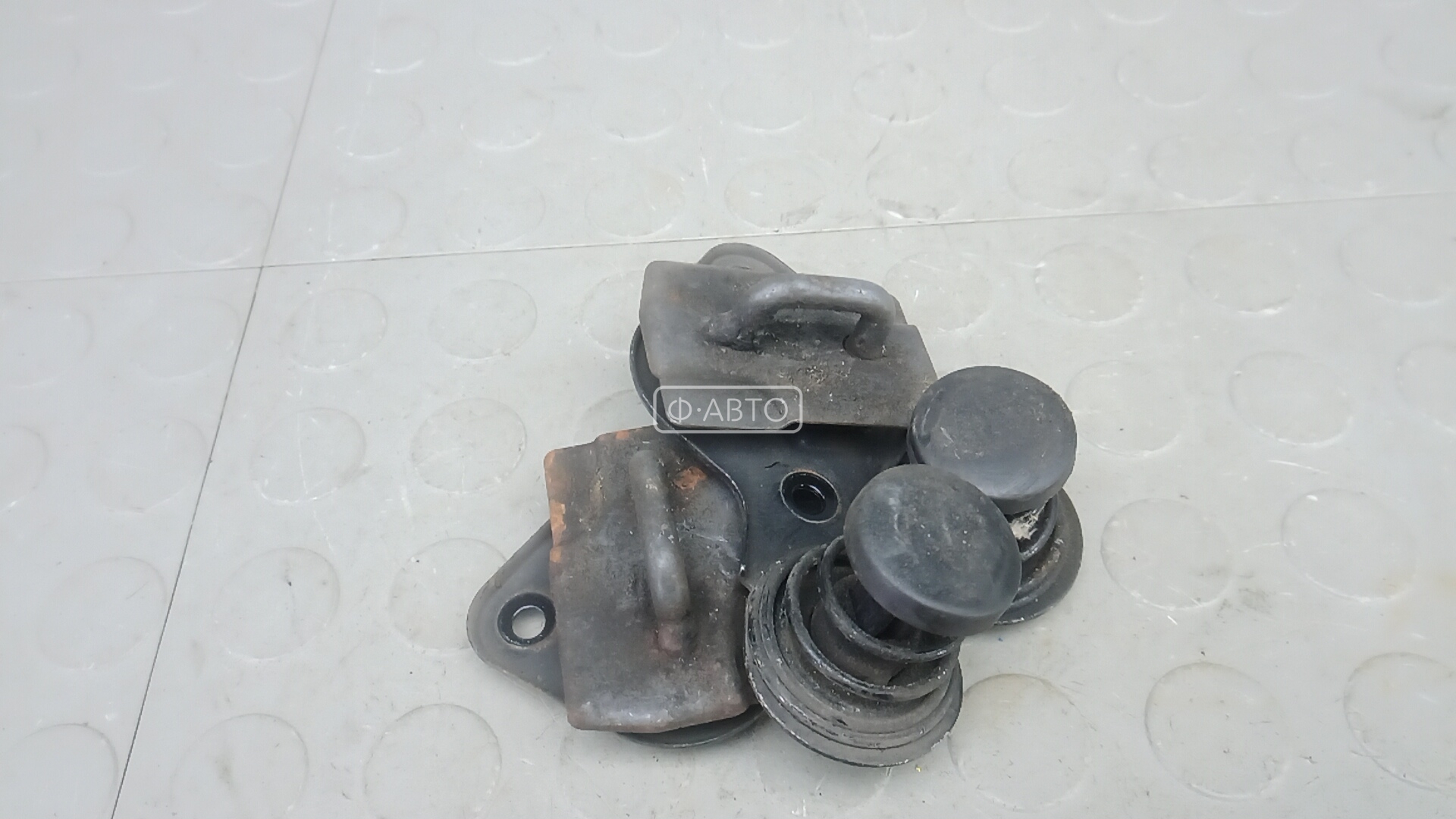 Замок капота