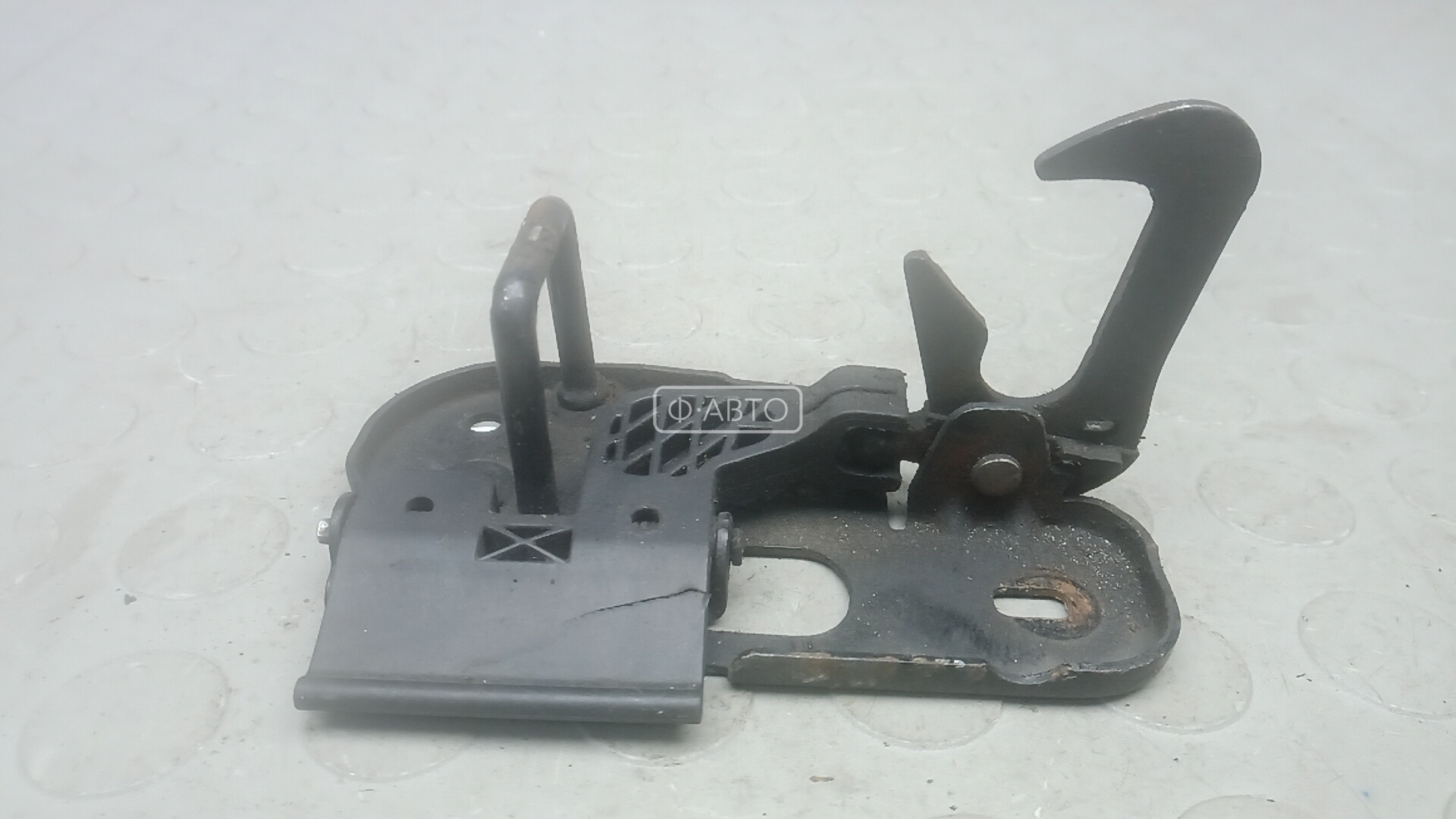 Замок капота