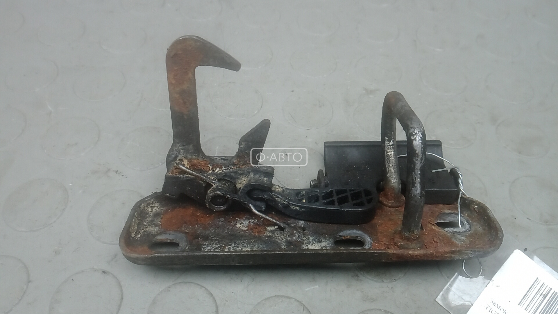 Замок капота