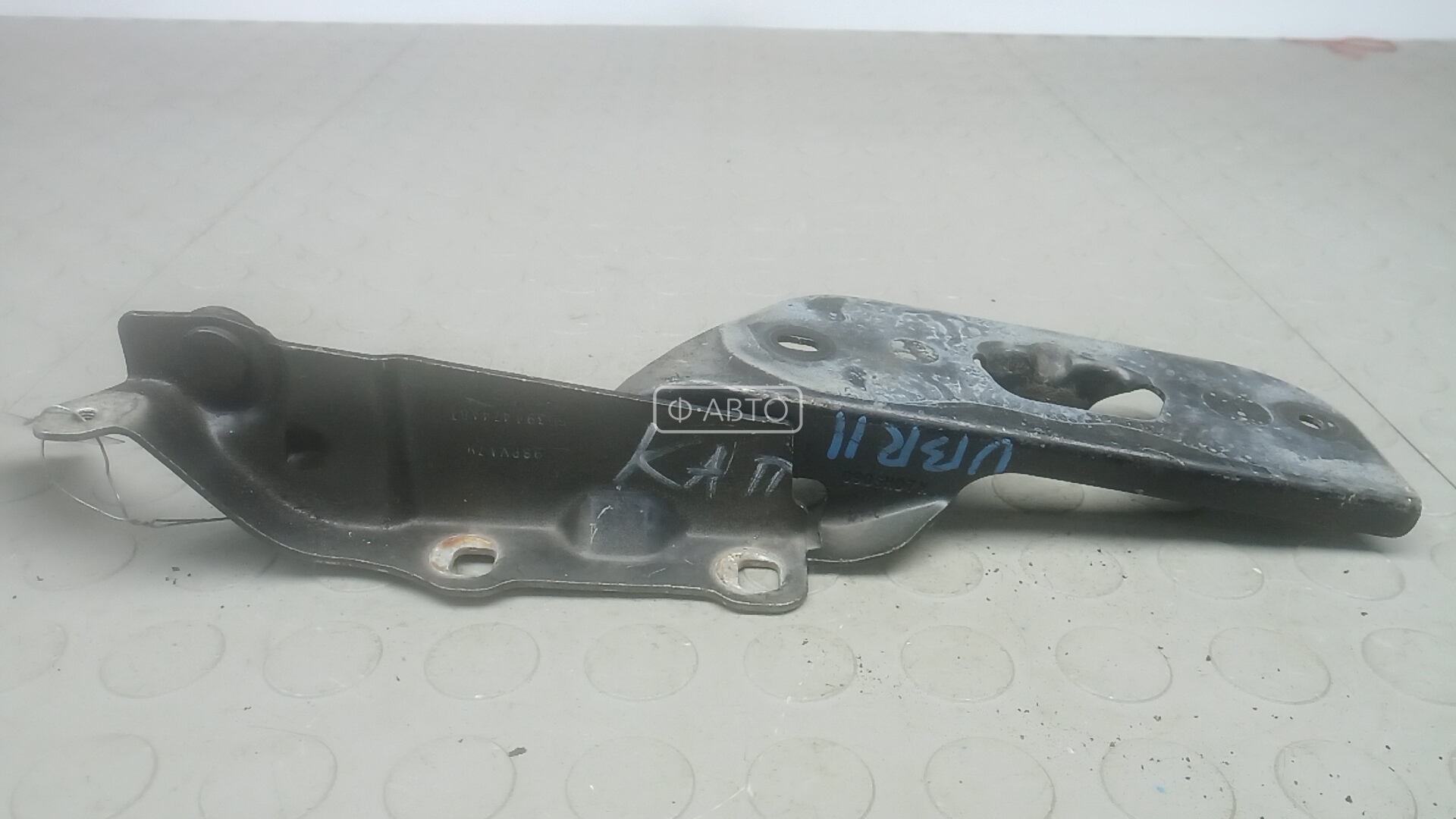 Петля капота