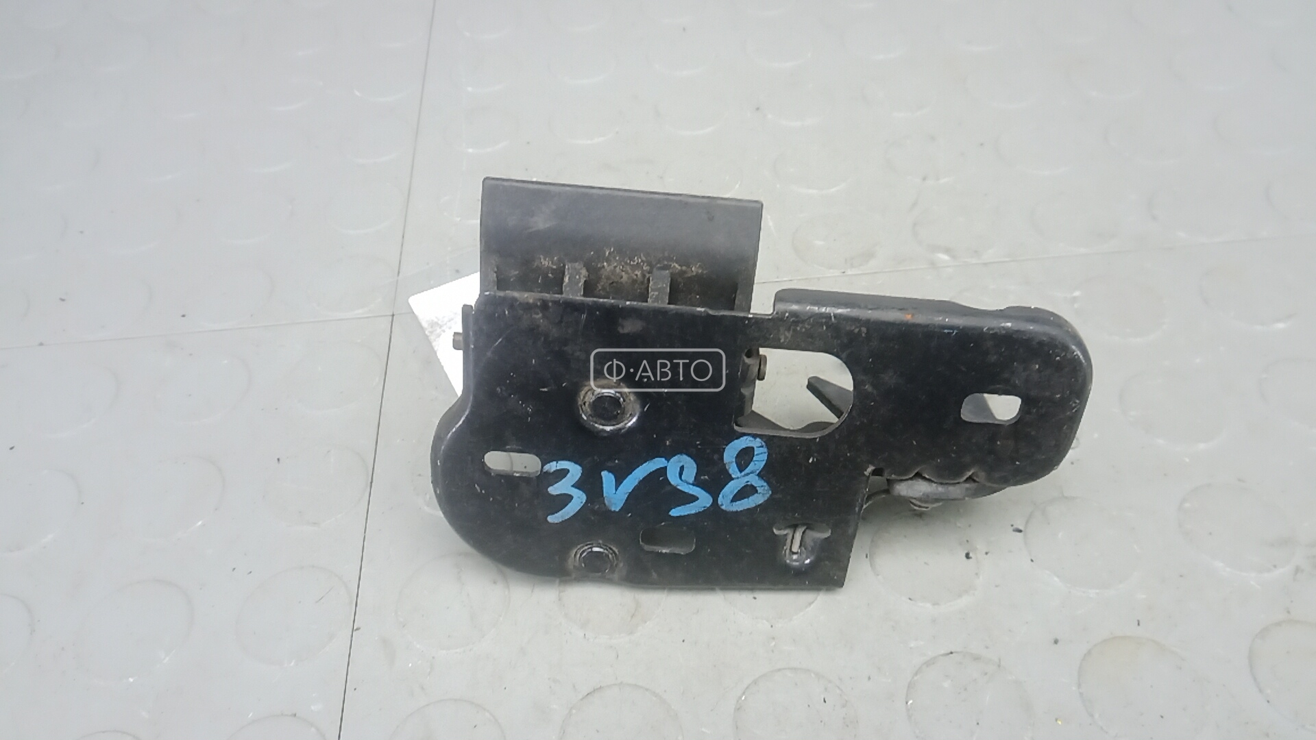 Замок капота