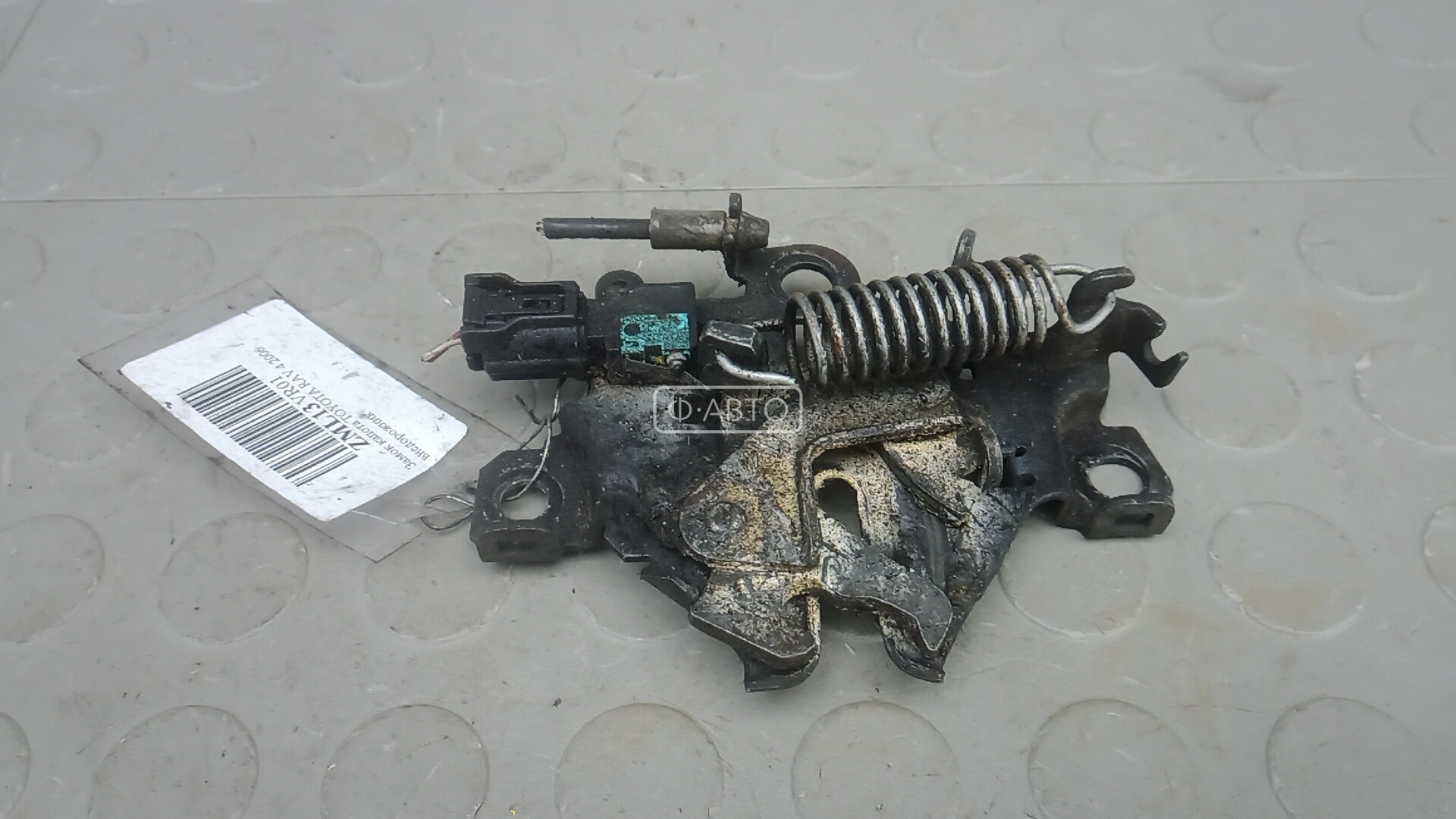 Замок капота