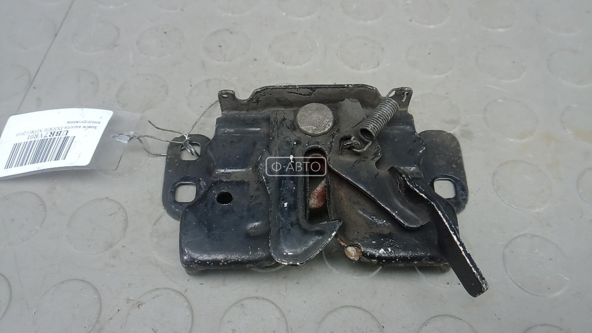 Замок капота