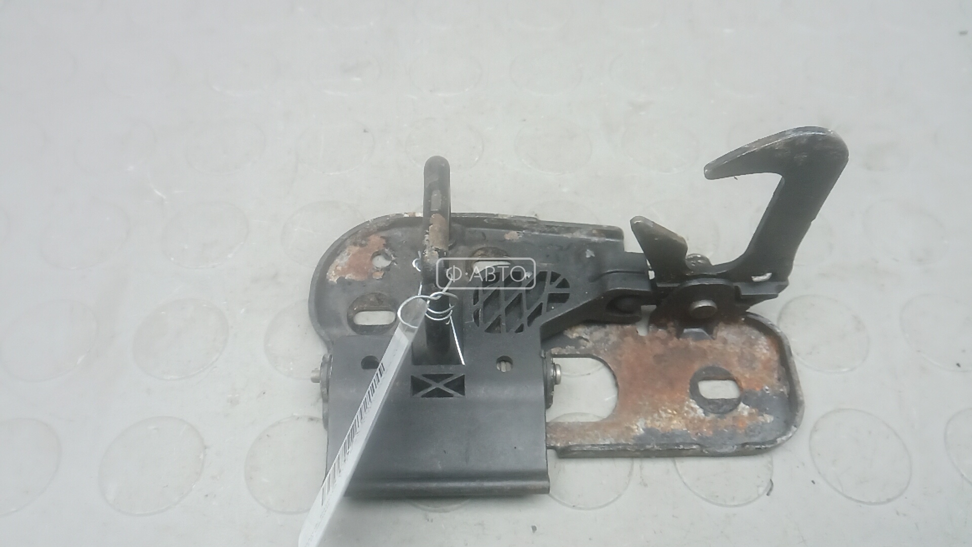 Замок капота