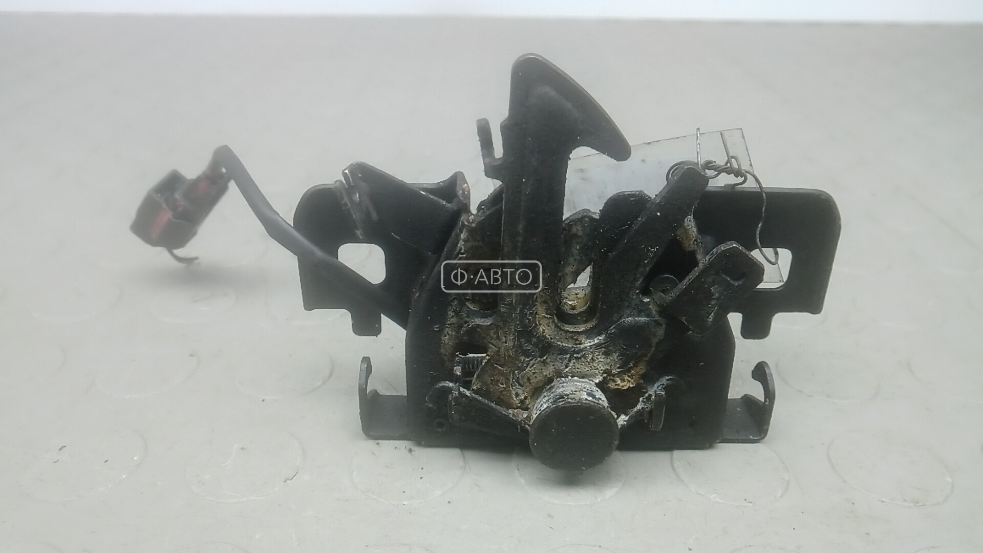 Замок капота