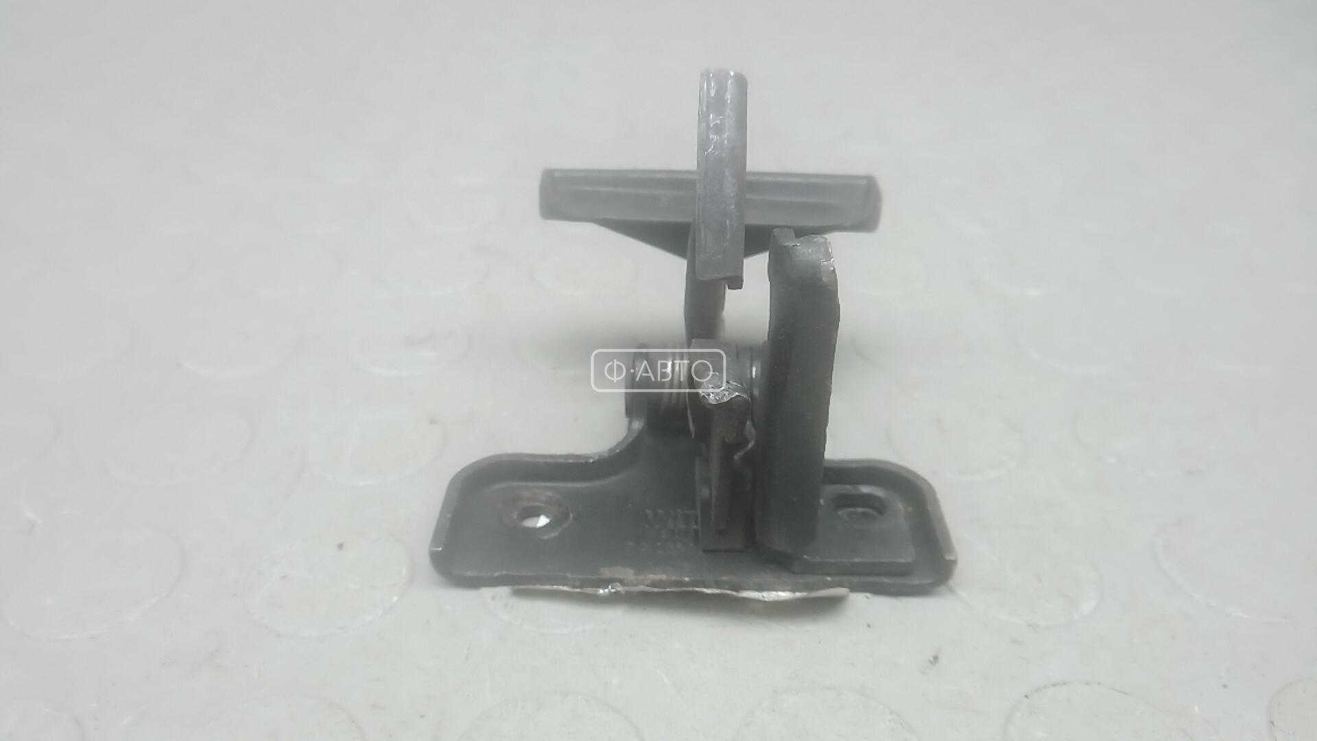 Замок капота