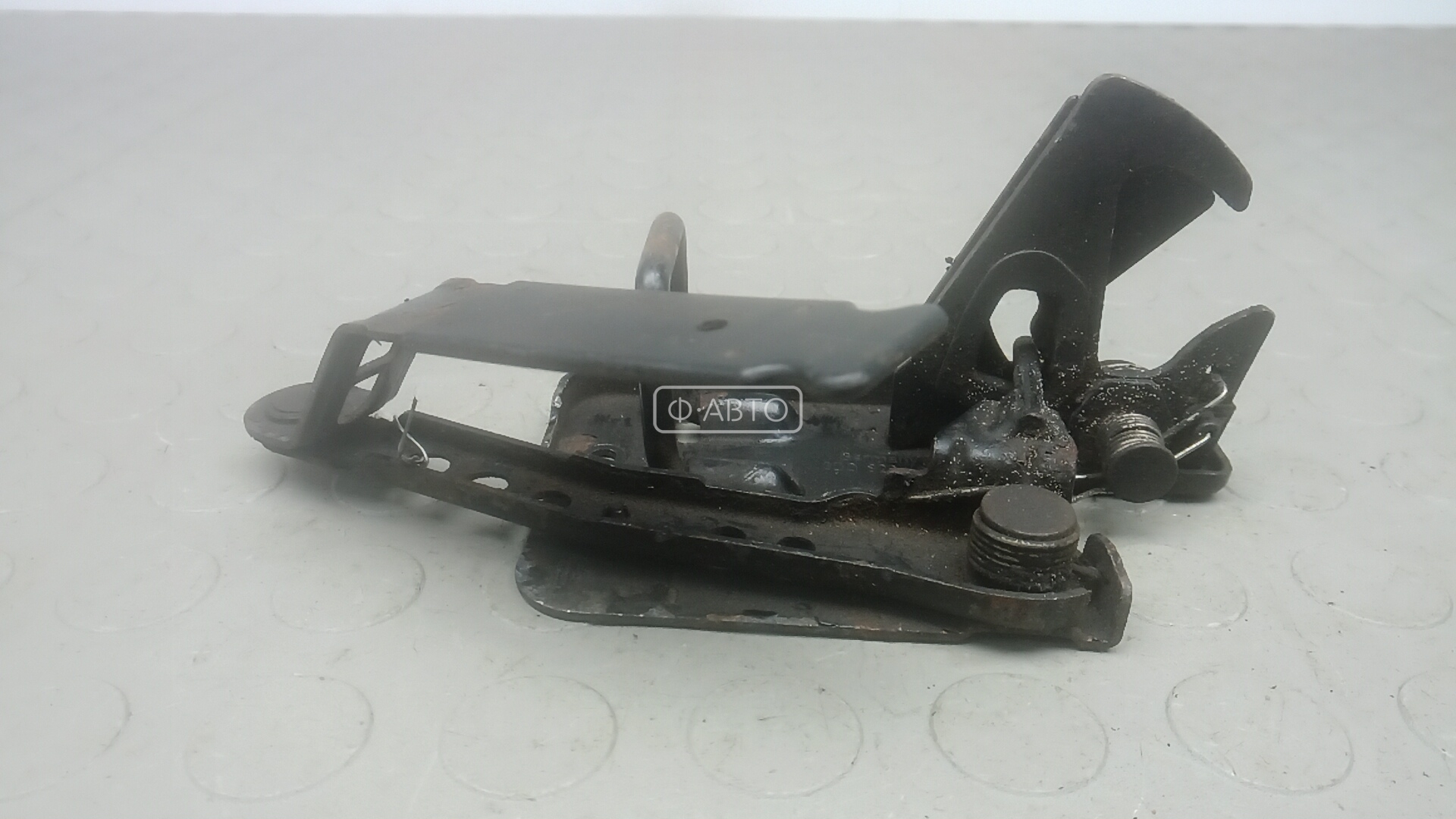 Замок капота