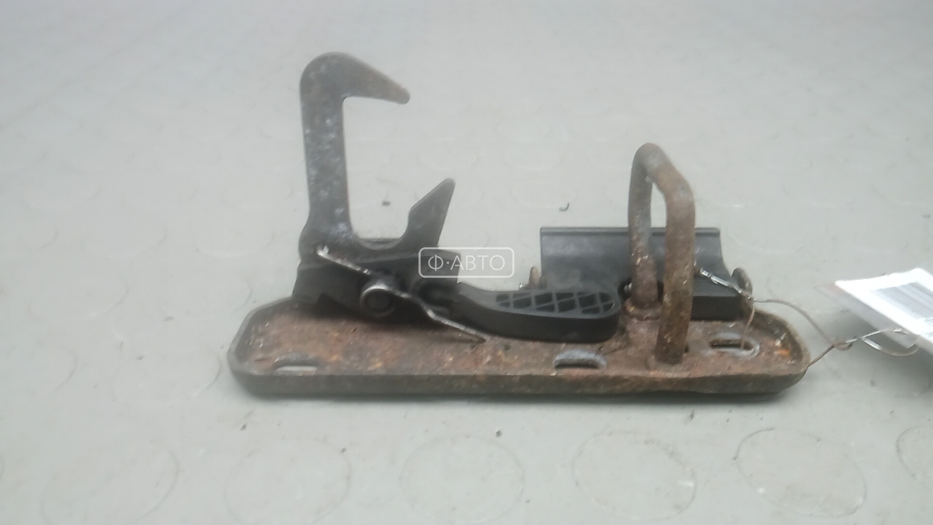 Замок капота