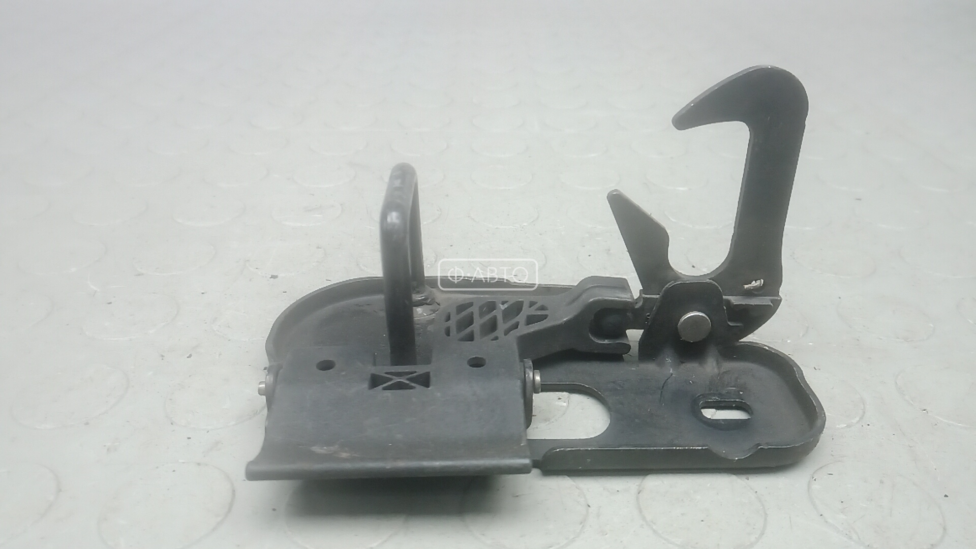 Замок капота