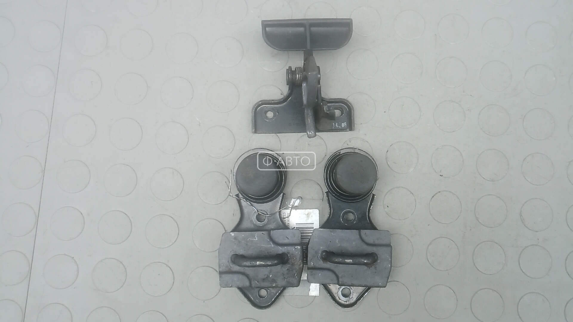 Замок капота