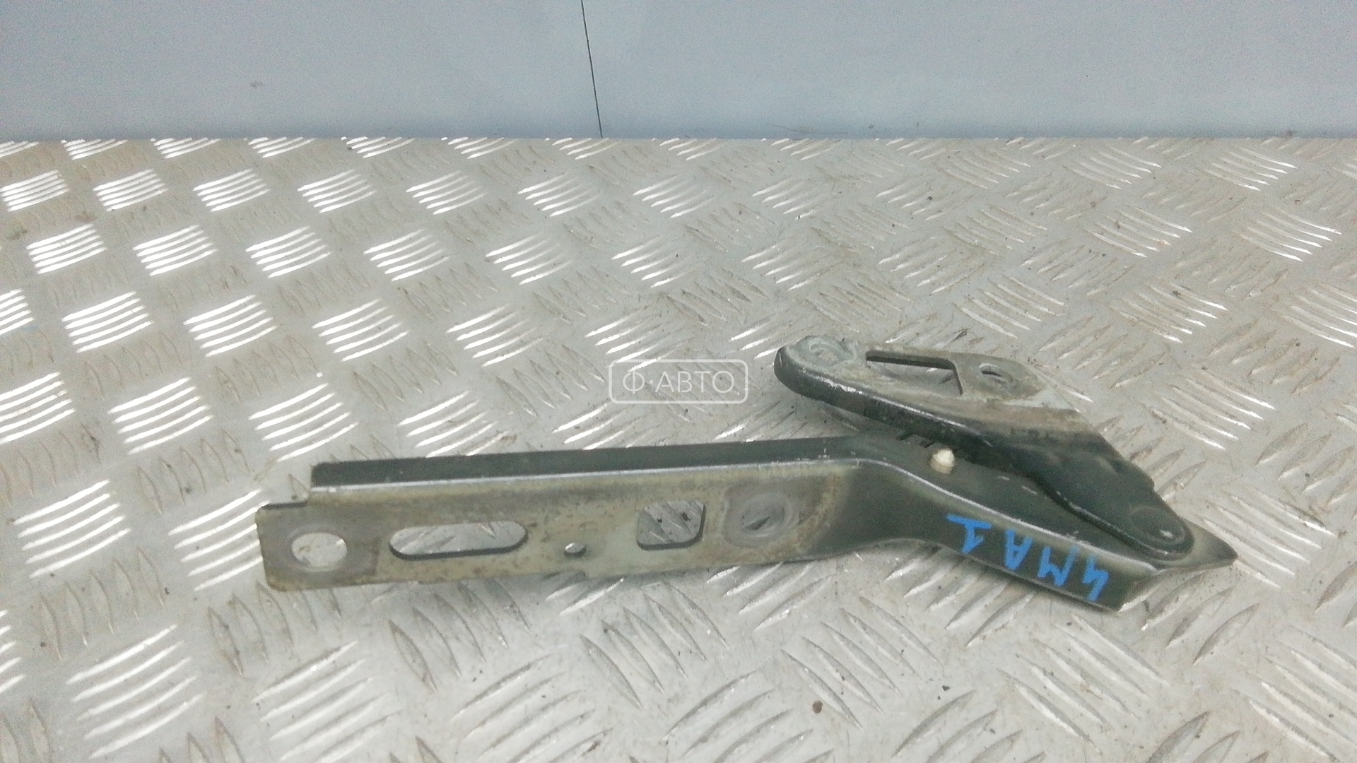 Петля капота