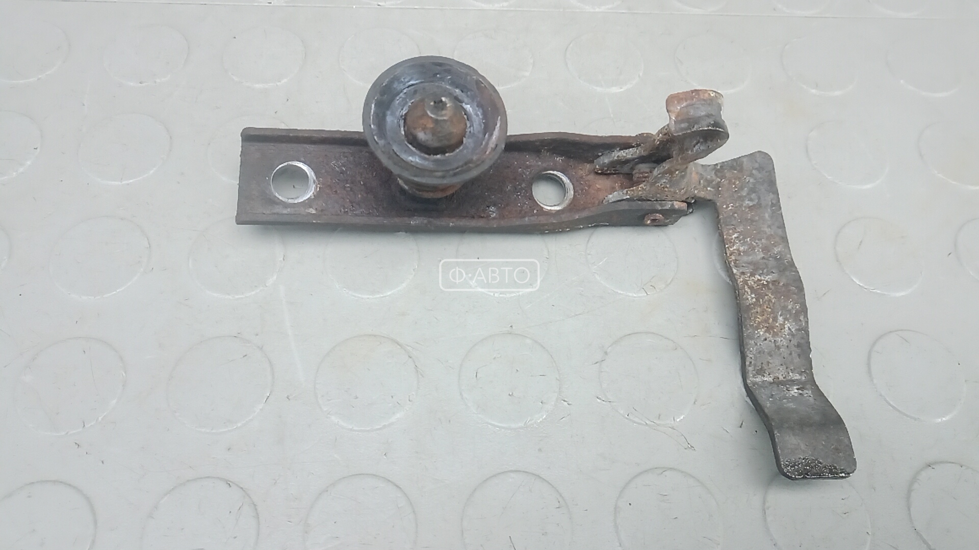 Замок капота