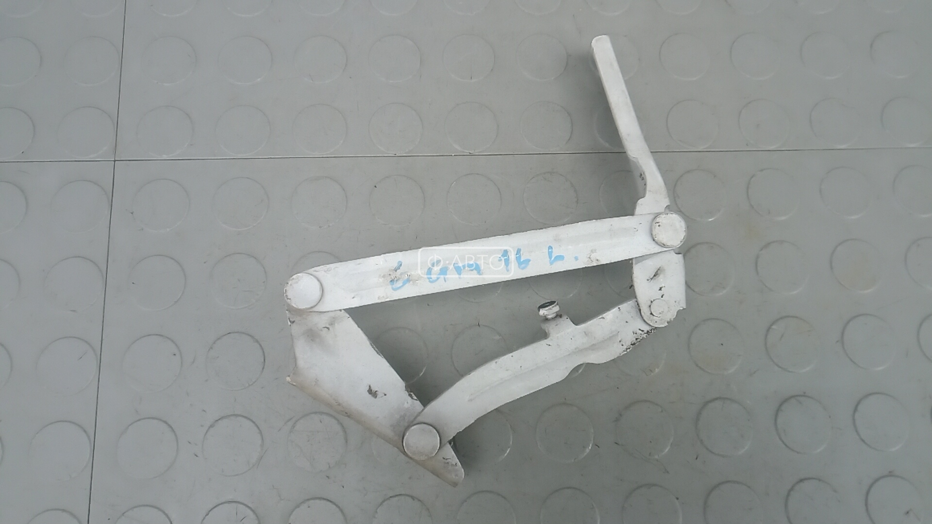 Петля капота