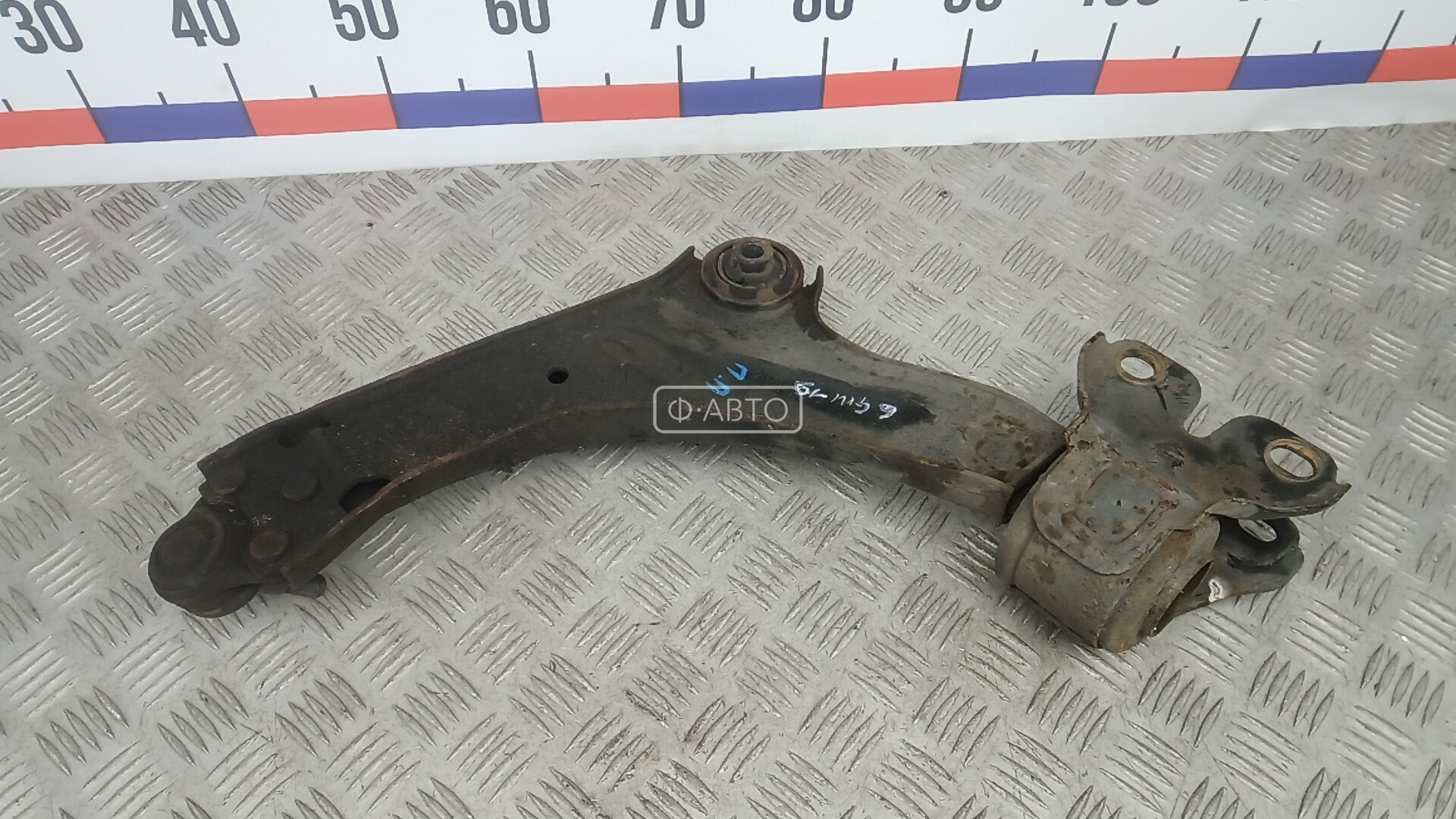 Рычаг передний нижний правый