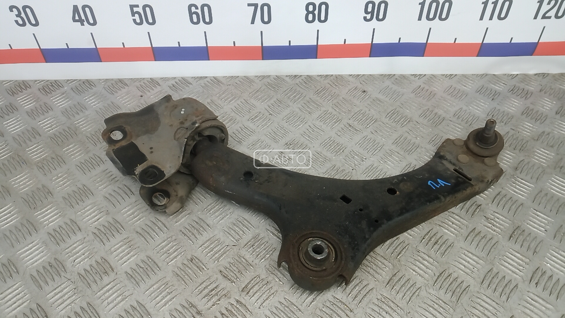 Рычаг передний нижний левый